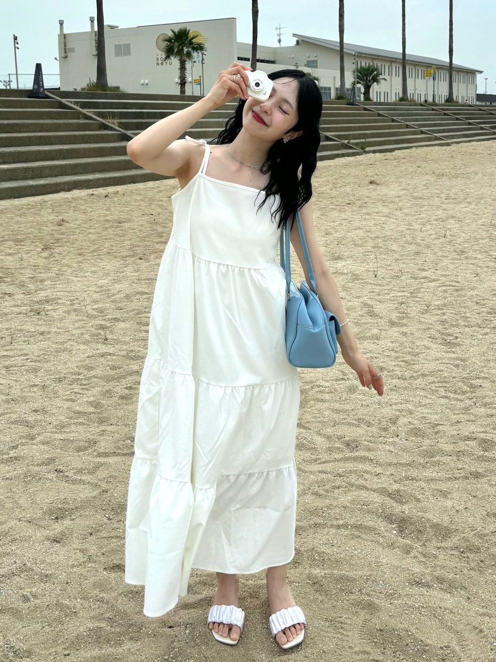 「さらっと晴れやかスナップ、プチプラ、休日スタイル、夏コーデ、ワンピース、キャミワンピ、白ワンピース、デートコーデ、韓国ファッション、ショルダーバッグ、サンダル、お出かけコーデ、ブルー、ホワイトコーデ、ワントーンコーデ」｜「FILLOUのショルダーリボンティアードキャミワンピース（ワンピース、ホワイト系）」を使った、りなてぃさん（骨格ストレート・レディース・150cm）の夏コーディネートの1枚目の写真