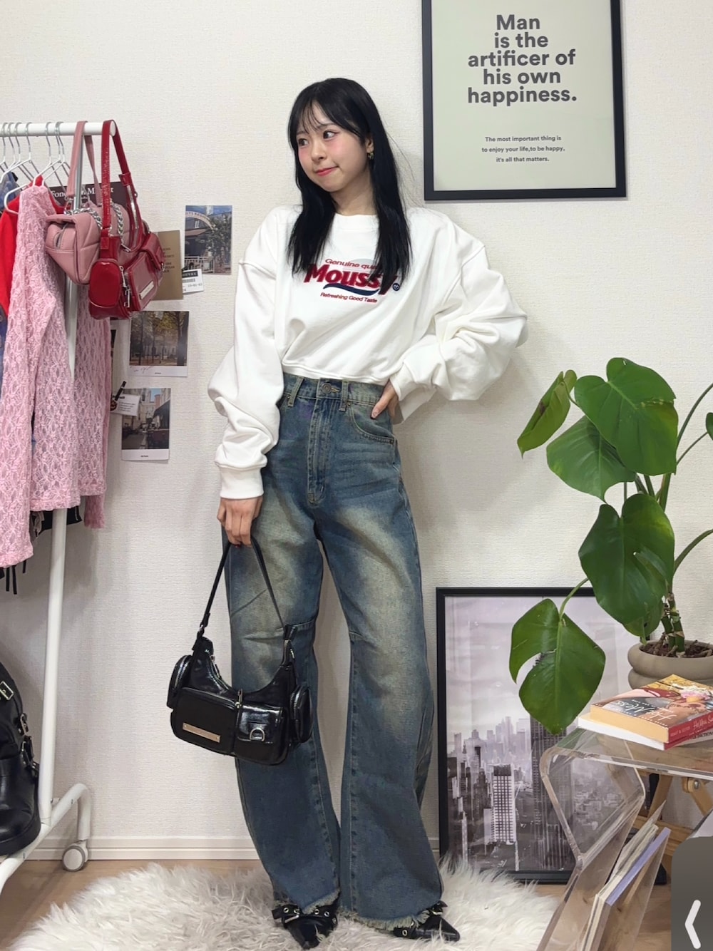 「プチプラ、ショルダーバッグ、春色、春コーデ、春服、スウェット、デニム、デニムパンツ、ミュール、サンダル、きれいめカジュアル、休日スタイル、低身長、お出かけコーデ、春先取り」｜「MOUSSYのMOUSSY PRODUCT LOGO プルオーバー（スウェット、ホワイト系）」を使った、りなてぃさん（骨格ストレート・レディース・150cm）の冬コーディネートの1枚目の写真