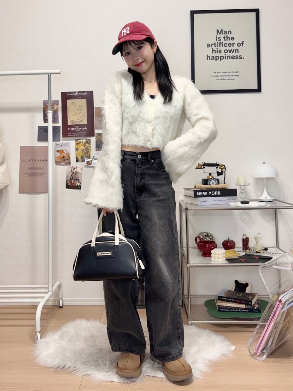 「マイベストコーデ2024、冬コーデ、キャップ、カーディガン、デニム、デニムパンツ、ボストンバッグ、UGG、ムートンブーツ、お出かけコーデ、休日スタイル、ブーツ、厚底シューズ、赤、きれいめカジュアル」｜「NEW ERAのアイテム（キャップ、レッド系）」を使った、りなてぃさん（骨格ストレート・レディース・150cm）の冬コーディネートの1枚目の写真