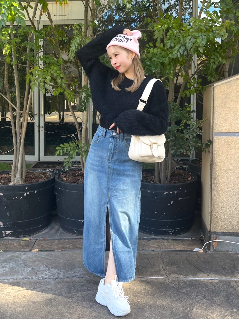 「冬を彩る色いろコーデ、デートコーデ、プチプラ、ロングスカート、ショルダーバッグ、スニーカー、厚底シューズ、デニム、デニムスカート、ビーニー、ニット帽、ニット、韓国ファッション、シンプルコーデ、スポーツミックス」｜「SHEINのアイテム（ニットキャップ/ビーニー、ピンク系）」を使った、りなてぃさん（骨格ストレート・レディース・150cm）の冬コーディネートの1枚目の写真