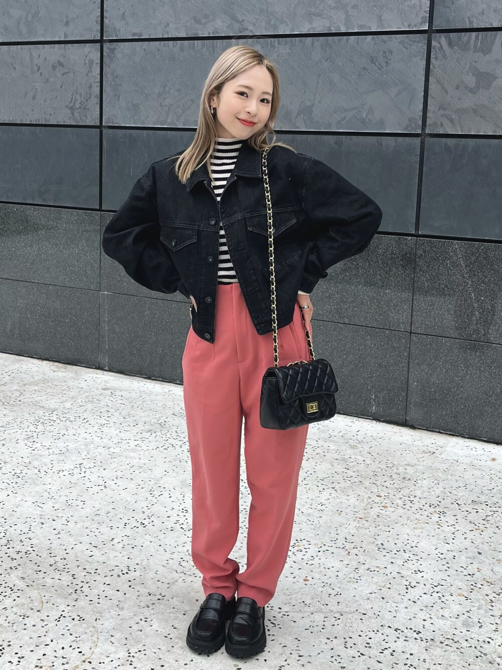 「春コーデ、春色、シンプルコーデ、カラーパンツ、ボーダー、春アウター、ピンク、ジャケット、デニム、デニムジャケット、厚底シューズ、ローファー、韓国ファッション、春服みてみて、きれいめカジュアル」｜「UNIQLOのアイテム（デニムジャケット、ブラック系）」を使った、りなてぃさん（骨格ストレート・レディース・150cm）の冬コーディネートの1枚目の写真