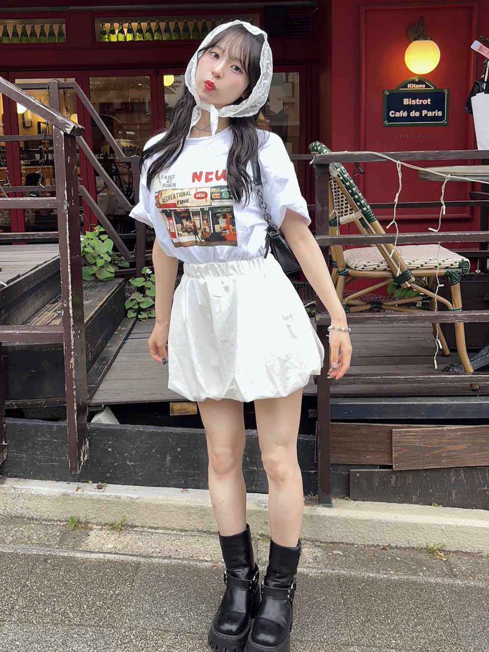 「夏コーデ、夏服、Tシャツ、ロゴT、低身長コーデ、プチプラ、ワントーンコーデ、ホワイト、レース、バルーンスカート、ミニスカート、ブーツ、厚底シューズ、ショルダーバッグ、韓国ファッション」｜「SHEINのアイテム（Tシャツ/カットソー、ホワイト系）」を使った、りなてぃさん（骨格ストレート・レディース・150cm）の夏コーディネートの1枚目の写真