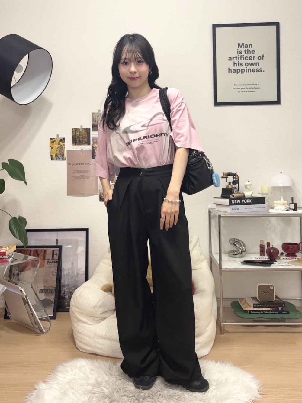 「韓国ファッション、休日スタイル、Tシャツ、ロゴT、ピンク、スニーカー、adidas、ショルダーバッグ、お出かけコーデ、デートコーデ、プチプラ、スポーツミックス、春夏コーデ、夏コーデ、春コーデ」｜「EMODAのアートグラフィックオーバーTシャツ（Tシャツ/カットソー、ピンク系）」を使った、りなてぃさん（骨格ストレート・レディース・150cm）の春コーディネートの1枚目の写真