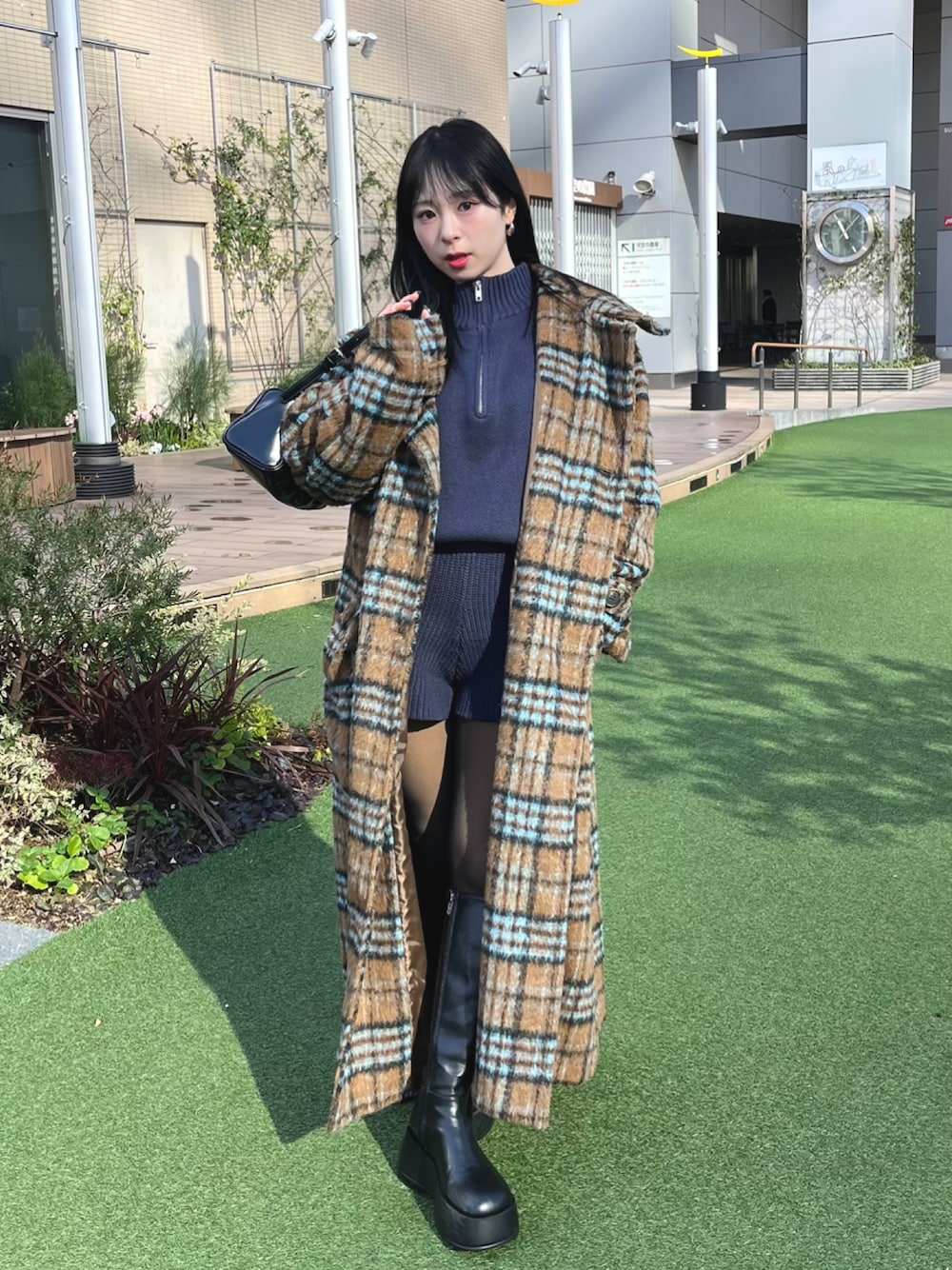 「冬コーデ、チェック、コート、ロングコート、ロンパース、ニット、ブーツ、ロングブーツ、ショルダーバッグ、冬アウター、きれいめカジュアル、休日スタイル、お出かけコーデ、韓国ファッション、低身長」｜「EVRISのワンポントロゴニットロンパース（つなぎ/オールインワン、ブルー系）」を使った、りなてぃさん（骨格ストレート・レディース・150cm）の冬コーディネートの1枚目の写真