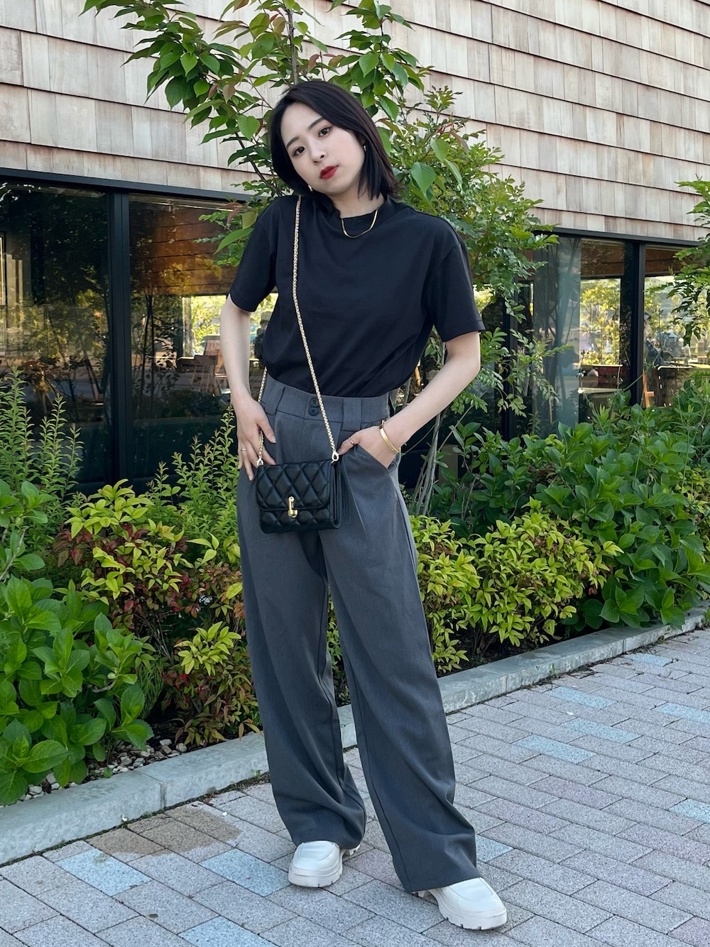 「ごきげんウィーク、お出かけコーデ、大人女子、カジュアル、プチプラ、低身長コーデ、ＧＷ、夏コーデ、低身長、Tシャツ、厚底シューズ、ローファー、モード、ストレートパンツ、休日スタイル」｜「UNIQLOのアイテム（Tシャツ/カットソー、ブラック系）」を使った、りなてぃさん（レディース・150cm）の春コーディネートの1枚目の写真