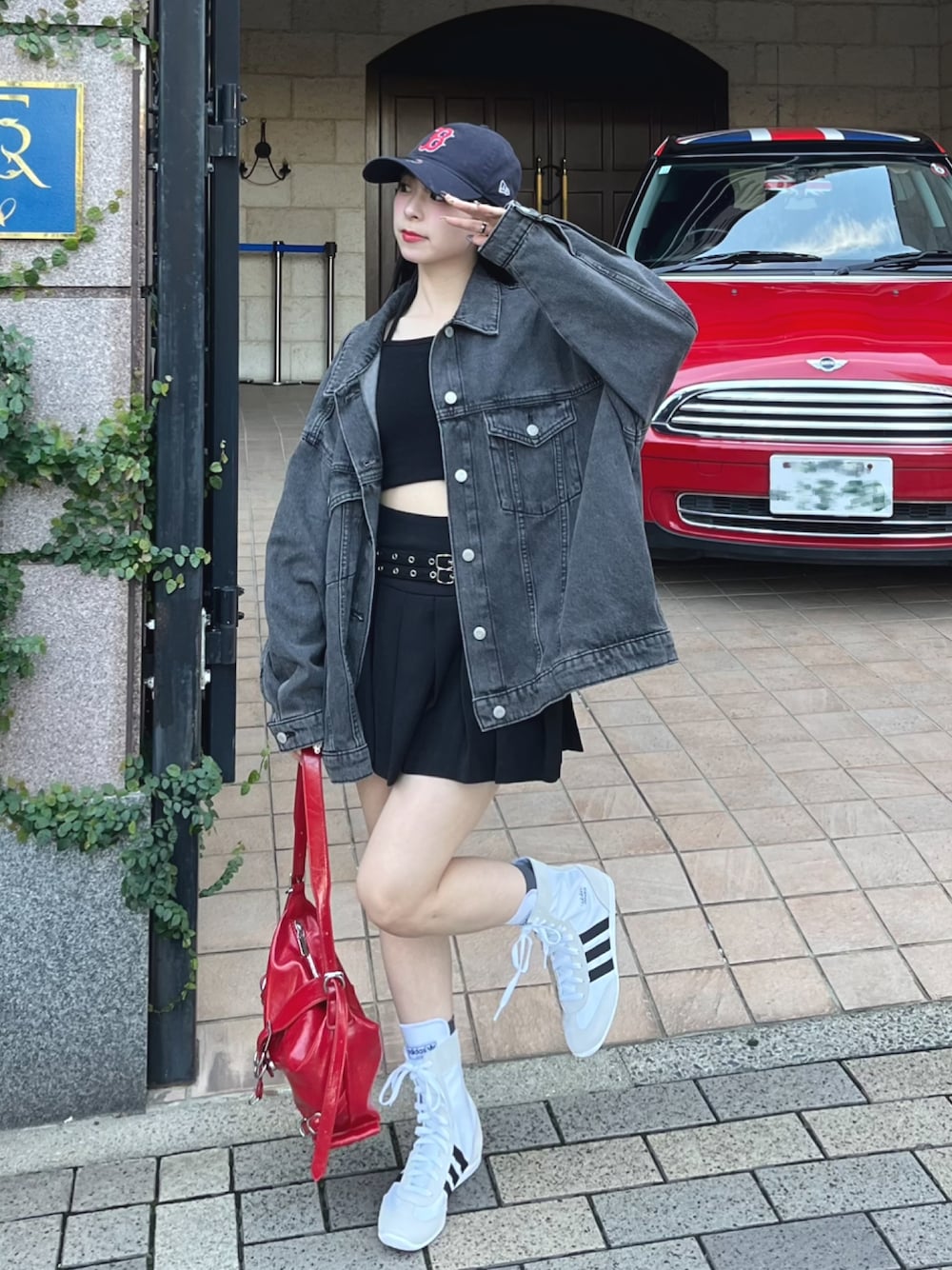 「秋コーデ、スポーツミックス、デニム、ジャケット、デニムジャケット、キャップ、スニーカー、ブーツ、adidas、ショルダーバッグ、韓国ファッション、オーバーサイズ、プチプラ、デートコーデ、お出かけコーデ」｜「NEW ERAの【日本未発売】NEW ERA(ニューエラ)/9TWENTY MLB CORE CLASSIC 限定 メジャーリーグ べースボール ロゴキャップ MLB公式 チームロゴネームタグ アジャスター付 サイズ調整可能（キャップ、ブルー系）」を使った、りなてぃさん（骨格ストレート・レディース・150cm）の秋コーディネートの1枚目の写真