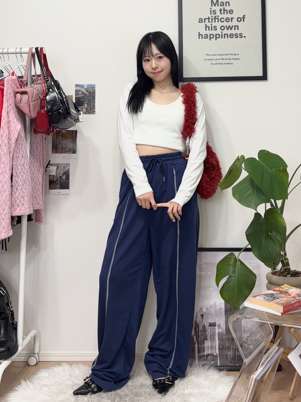 「プチプラ、春コーデ、春服、スウェット、スウェットパンツ、ショルダーバッグ、ファーバッグ、春色、きれいめカジュアル、休日スタイル、低身長、パンツコーデ、ショート丈トップス、ミュール、サンダル」｜「GRLのアイテム（トップス、ホワイト系）」を使った、りなてぃさん（骨格ストレート・レディース・150cm）の冬コーディネートの1枚目の写真
