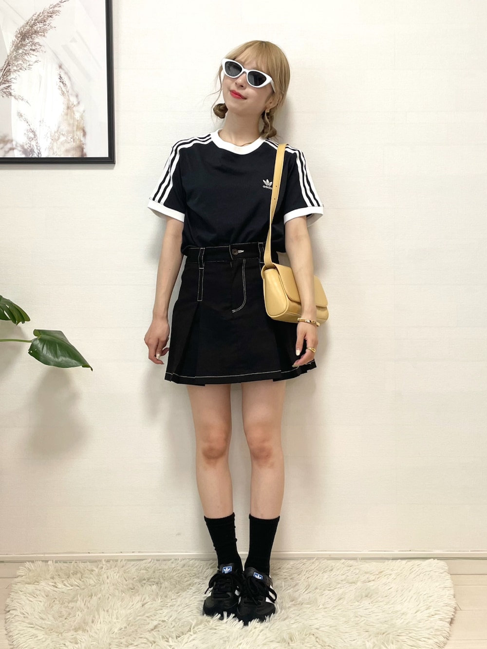 「フェススタイル、韓国ファッション、ロゴT、Tシャツ、お出かけコーデ、ショートパンツ、スニーカー、サングラス、ショルダーバッグ、夏コーデ、休日コーデ、スポーツミックス、カジュアルコーデ、モノトーン、アツいコーデ全部見せ」｜「HALEY PESCAのHALEY PESCA/キャットアイ カラーフレームサングラス（サングラス、ホワイト系）」を使った、りなてぃさん（骨格ストレート・レディース・150cm）の夏コーディネートの1枚目の写真