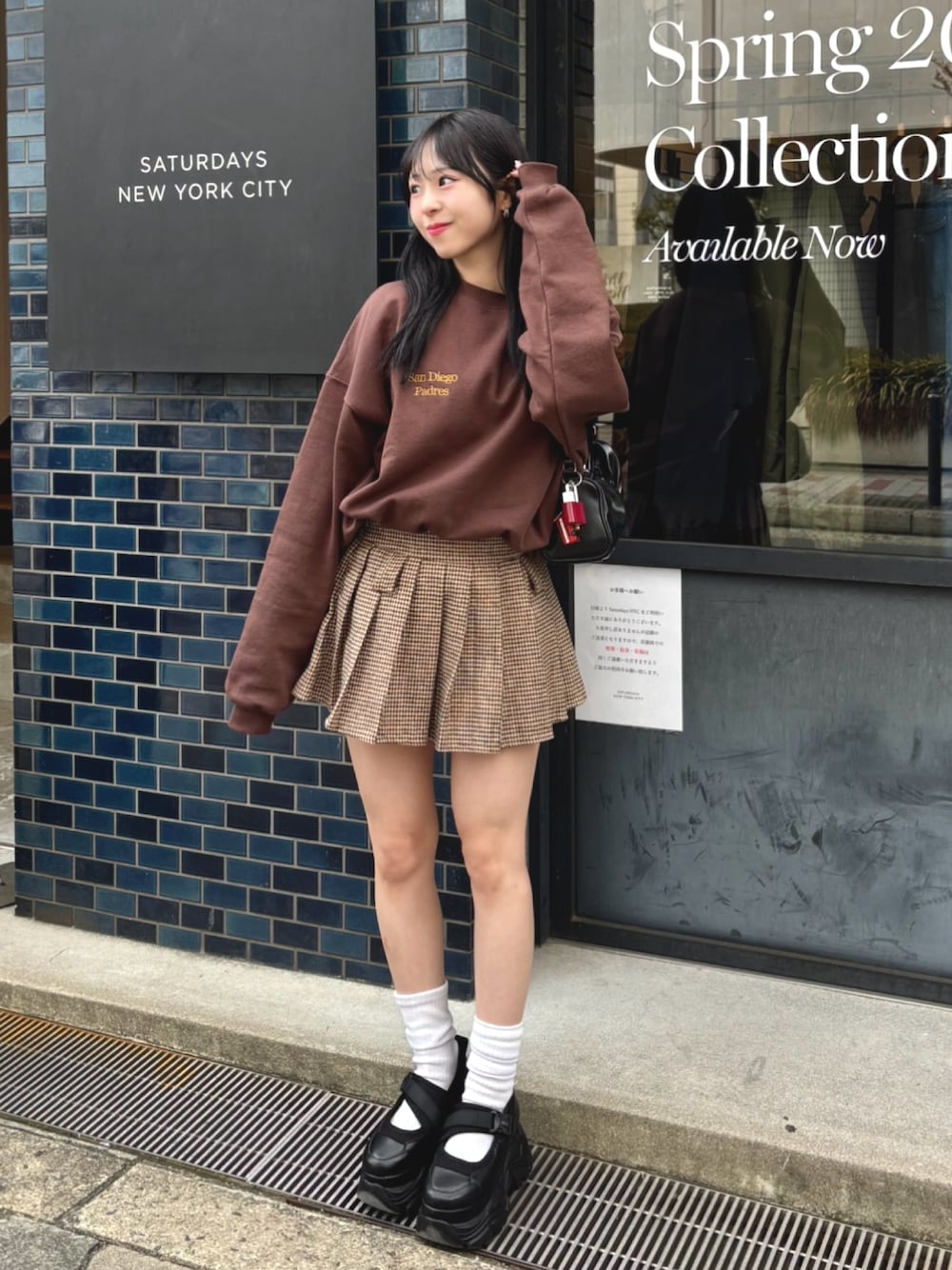 「春コーデ、春服、プチプラ、スウェット、ミニスカート、厚底シューズ、サンダル、韓国ファッション、春色、ブラウン、ワントーンコーデ、お出かけコーデ、休日スタイル、低身長、春先取り」｜「by muni:rのハウンドトゥーススカート+ベルトセット（スカート、ブラウン系）」を使った、りなてぃさん（骨格ストレート・レディース・150cm）の春コーディネートの1枚目の写真