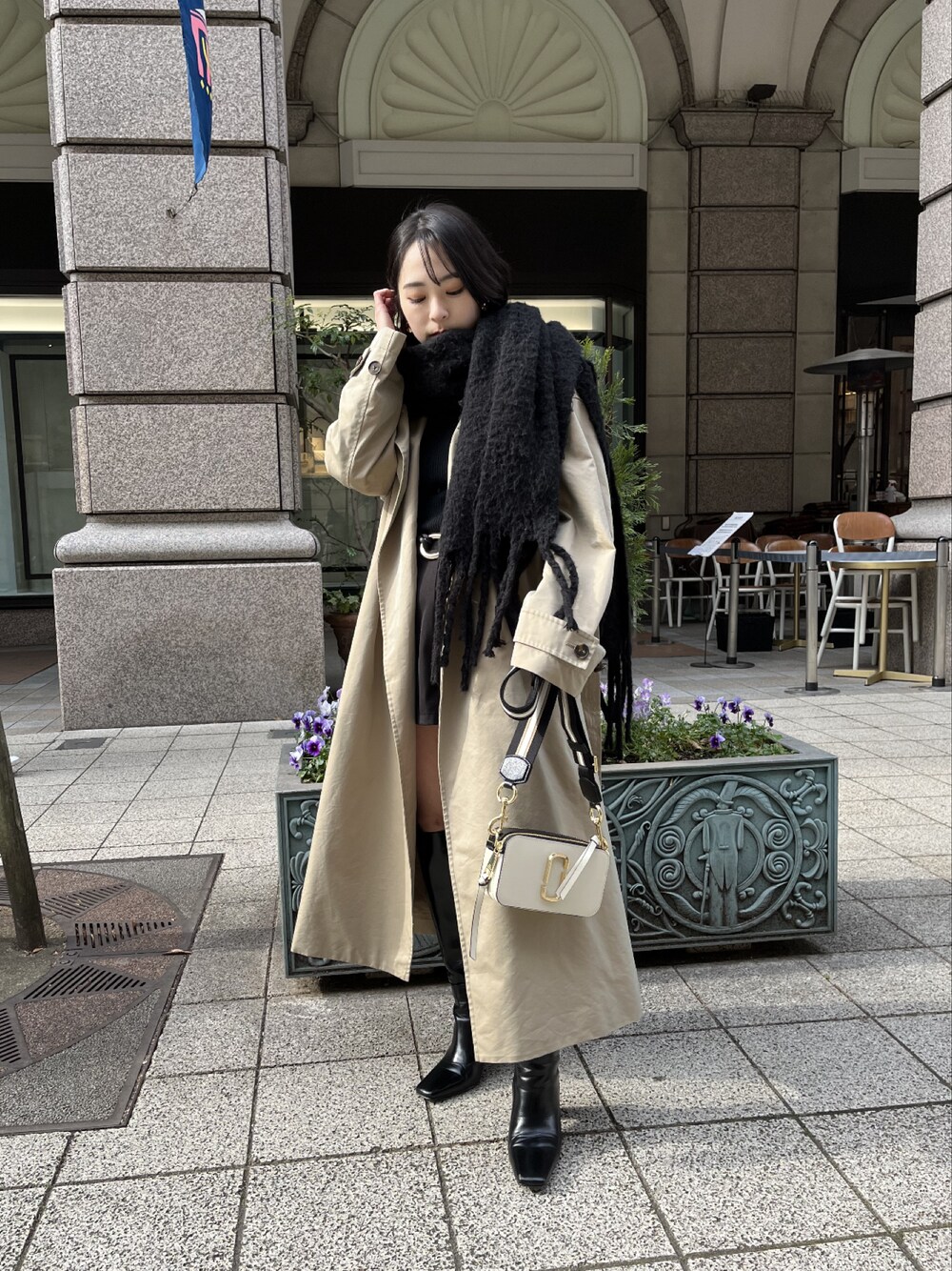 「私の推しブランド、オトナカジュアル、オトナ女子、低身長女子、トレンチコート、ブーツ、ロングブーツ、キレイめ、マフラー、低身長コーデ、冬コーデ、きれいめカジュアル、モード、きれいめコーディネート、タートルネック」｜「CLEAの【全13色】ボリュームマフラー（マフラー、ブラック系）」を使った、りなてぃさん（レディース・150cm）の冬コーディネートの1枚目の写真