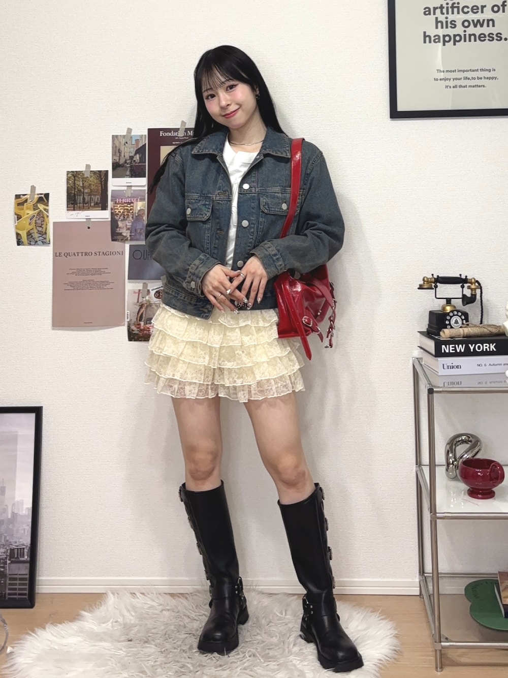 「今日のコーデ、Tシャツ、デニムジャケット、デニム、レース、ロングブーツ、ブーツ、ショルダーバッグ、春服、春コーデ、プチプラ、お出かけコーデ、休日スタイル、春色、春先取り」｜「GRLのアイテム（Tシャツ/カットソー、ホワイト系）」を使った、りなてぃさん（骨格ストレート・レディース・150cm）の春コーディネートの1枚目の写真