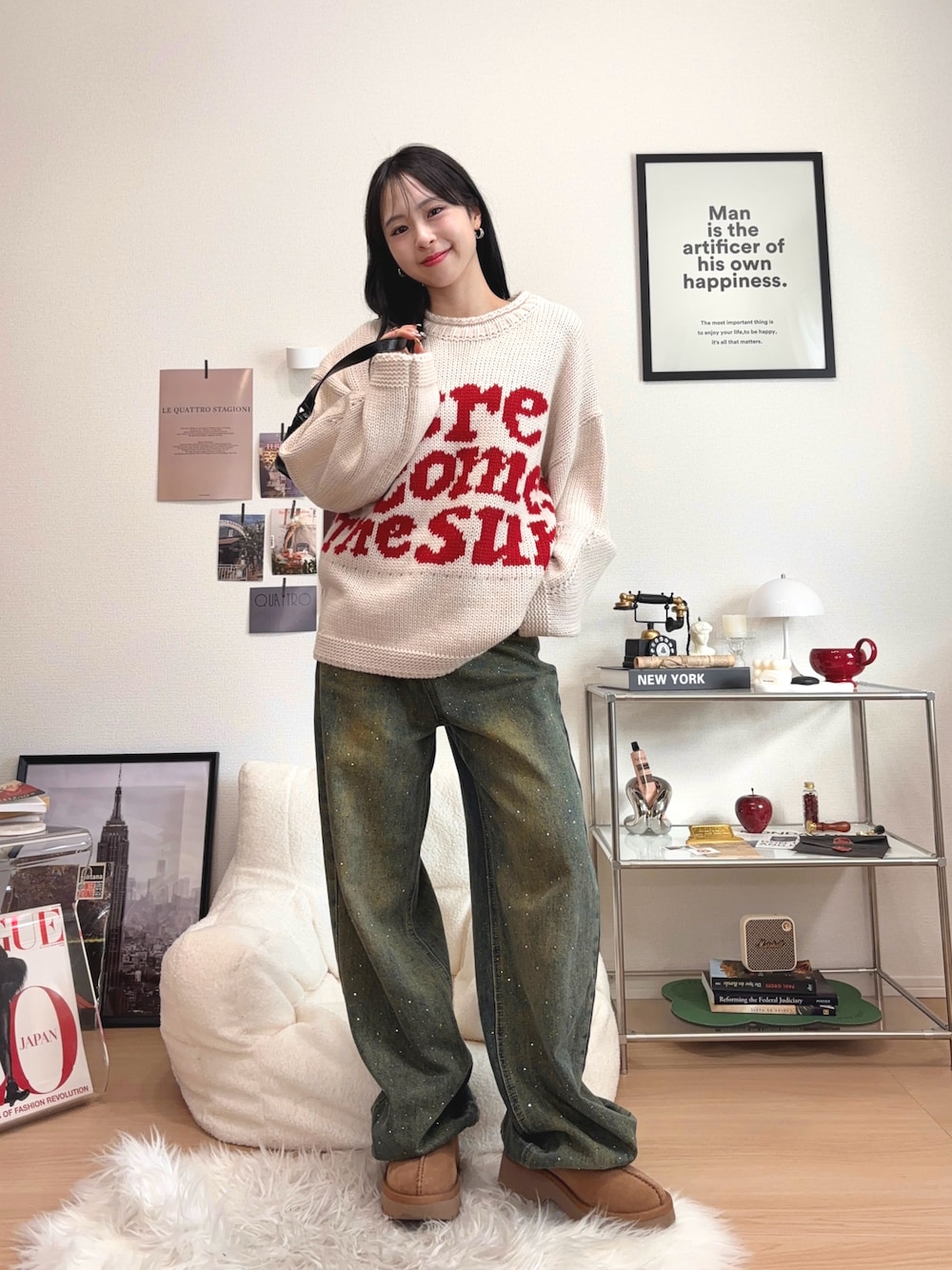 「テーマパークコーデ、ニット、デニム、デニムパンツ、ムートンブーツ、ブーツ、厚底シューズ、ショルダーバッグ、プチプラ、韓国ファッション、デートコーデ、ハロウィン、お出かけコーデ、秋コーデ、UGG」｜「MOUSSYの【WEB限定】LETTERED セーター（ニット/セーター、ホワイト系）」を使った、りなてぃさん（骨格ストレート・レディース・150cm）の秋コーディネートの1枚目の写真