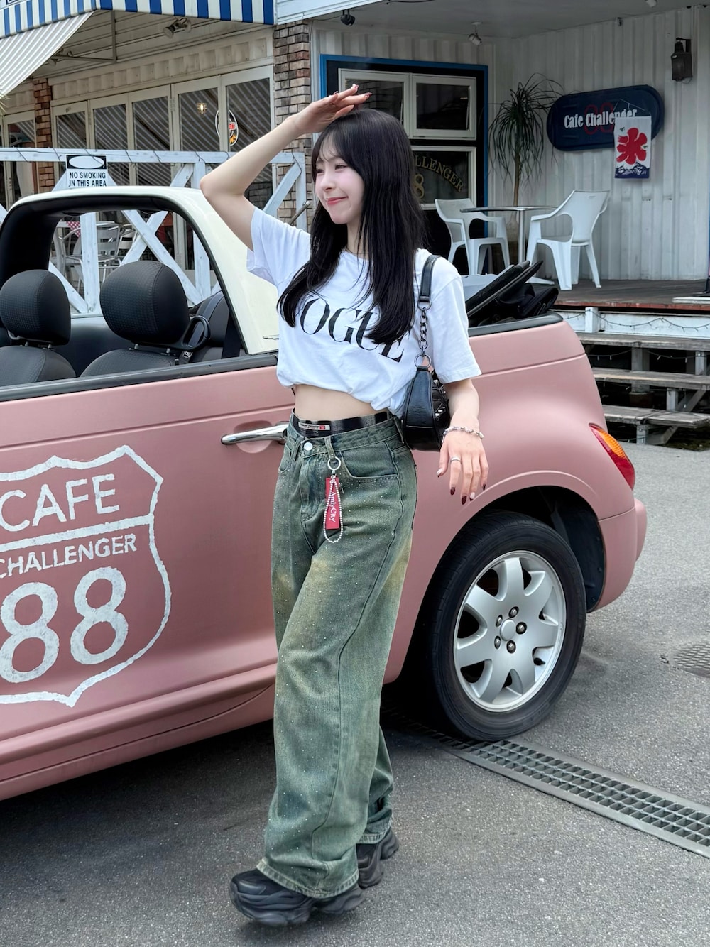 「デニム、デニムパンツ、Tシャツ、ロゴT、白Tシャツ、スニーカー、厚底シューズ、ショルダーバッグ、プチプラ、夏コーデ、休日スタイル、お出かけコーデ、韓国ファッション、低身長女子、カジュアル」｜「VOGUE JAPANのアイテム（Tシャツ/カットソー、ホワイト系）」を使った、りなてぃさん（骨格ストレート・レディース・150cm）の夏コーディネートの1枚目の写真