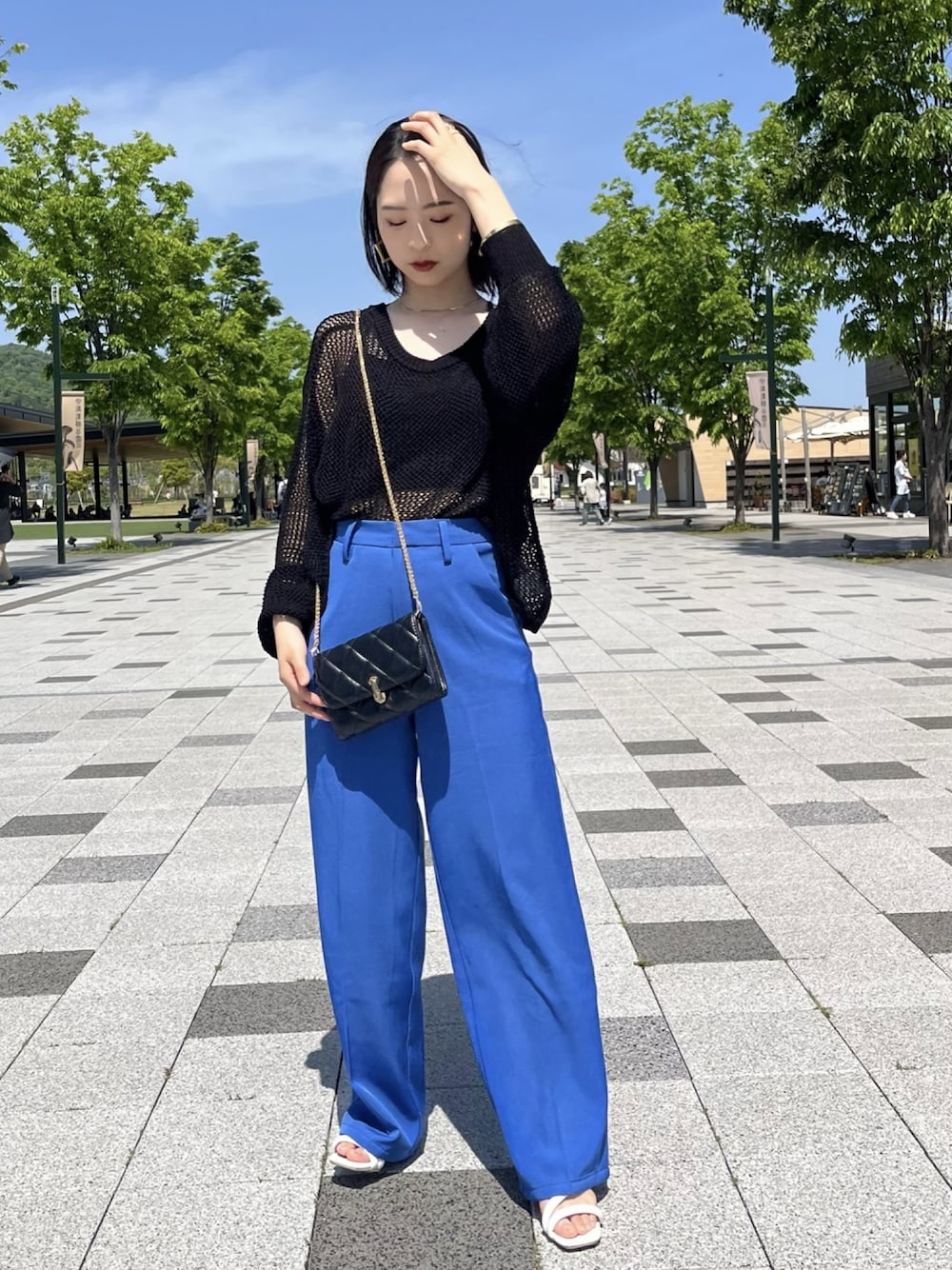 「ごきげんウィーク、大人カジュアル、シンプルコーデ、カラーコーデ、きれいめカジュアル、夏コーデ、春夏コーデ、プチプラ、休日スタイル、カラーパンツ、サンダル、カラー×コーデ、低身長、モード、ブルー」｜「GRLのアイテム（トップス、ブラック系）」を使った、りなてぃさん（レディース・150cm）の春コーディネートの1枚目の写真
