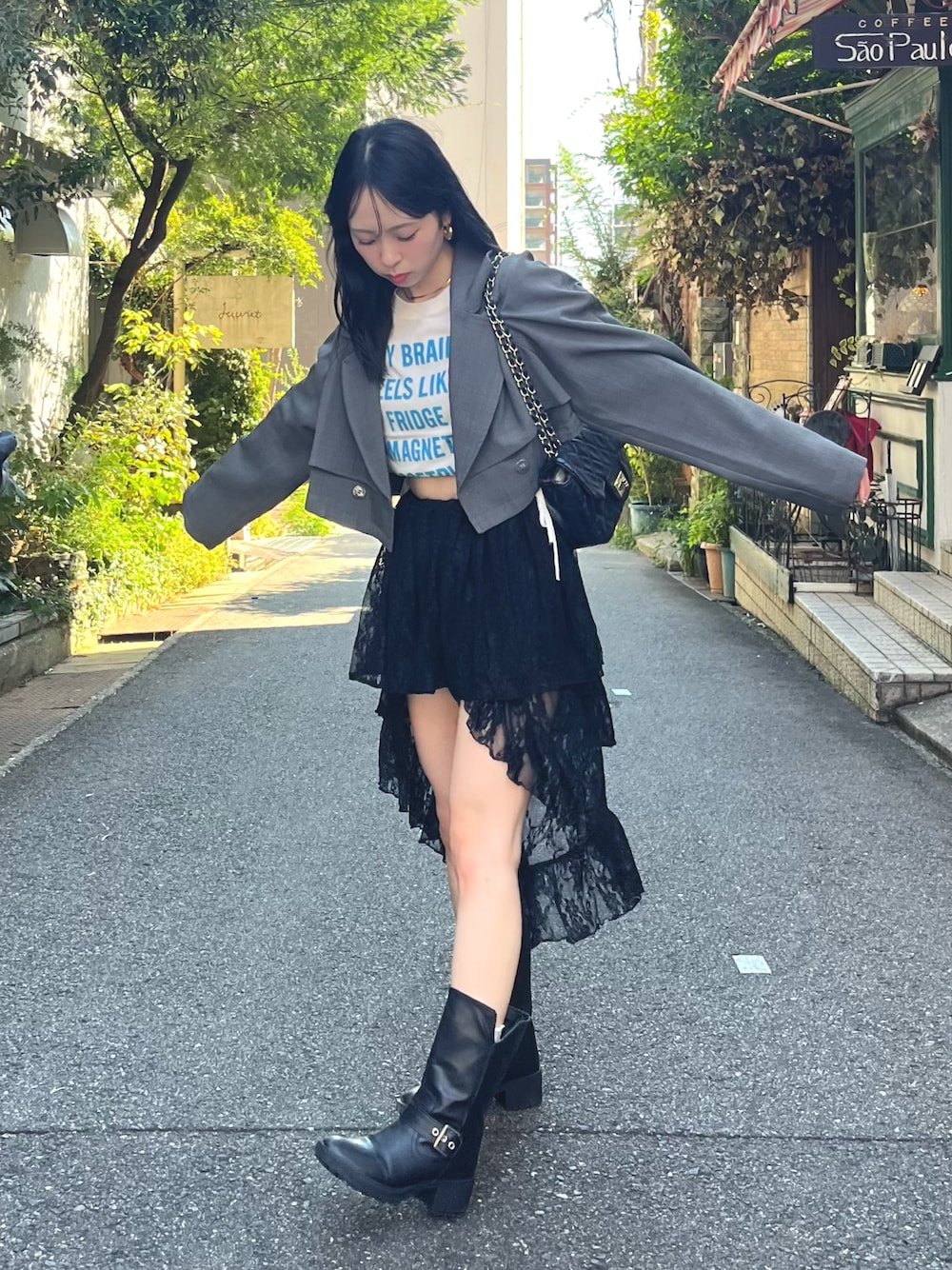 「秋コーデ、ジャケット、ロゴT、Tシャツ、レース、レーススカート、バレエコア、ブーツ、ロングブーツ、韓国ファッション、ショルダーバッグ、休日スタイル、プチプラ、お出かけコーデ、秋先取りコーデ」｜「ROGER AND RAWのショート丈サマーニットギャザートップス（Tシャツ/カットソー、ホワイト系）」を使った、りなてぃさん（骨格ストレート・レディース・150cm）の秋コーディネートの1枚目の写真