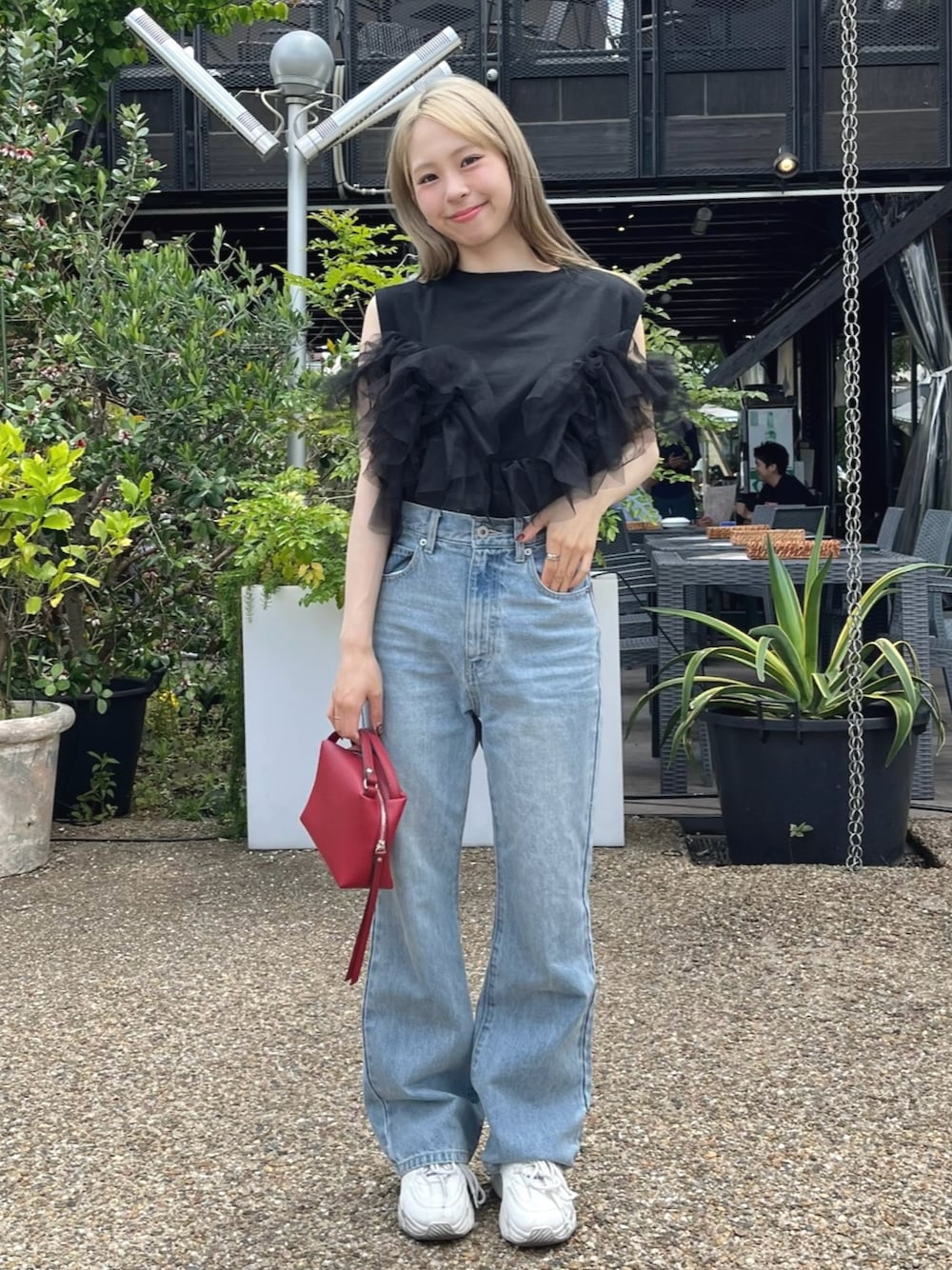 「低身長コーデ、きれいめカジュアル、デニム、デニムパンツ、チュール、フリル、雨の日コーデ、シアートップス、デートコーデ、プチプラ、スニーカー、韓国ファッション、厚底シューズ、夏コーデ、お出かけコーデ」｜「mietteのフリルチュールドッキングトップス（Tシャツ/カットソー、ブラック系）」を使った、りなてぃさん（骨格ストレート・レディース・150cm）の夏コーディネートの1枚目の写真
