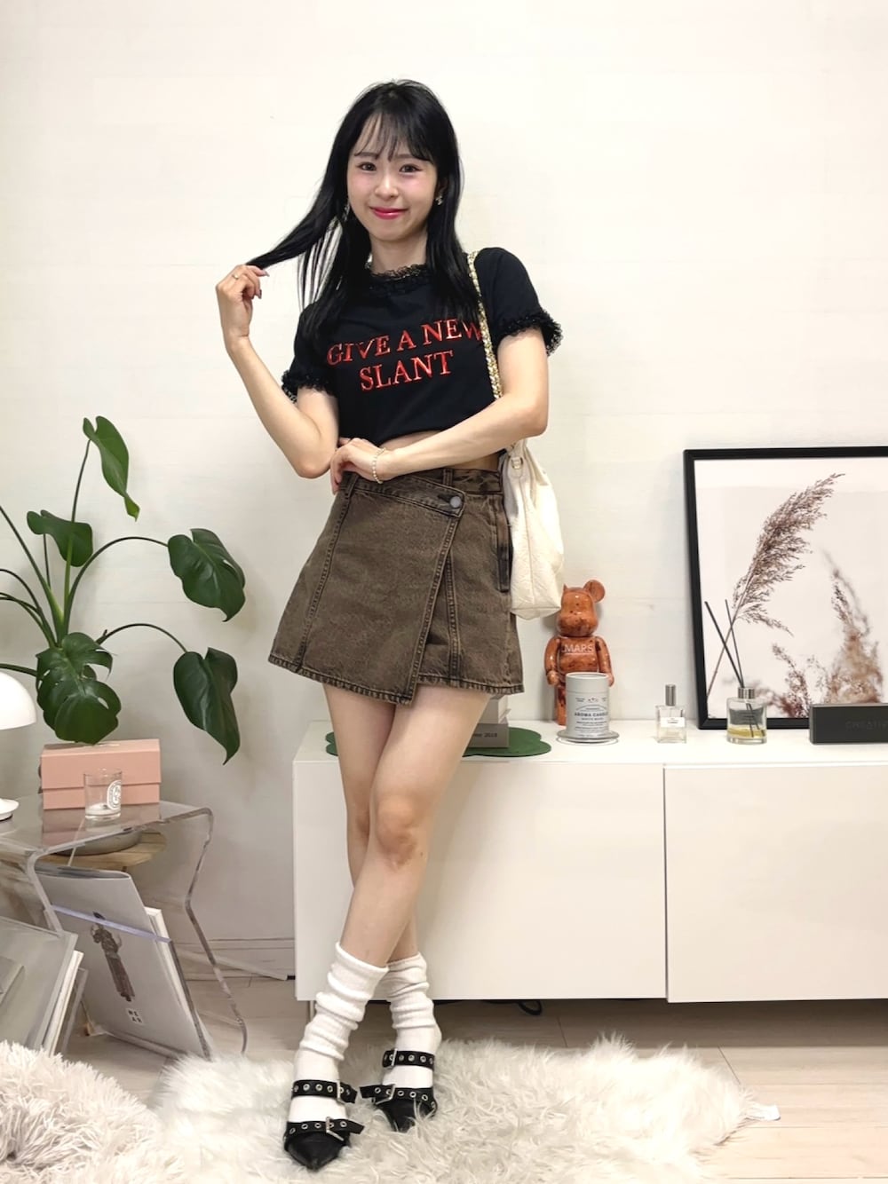 「休日スタイル、きれいめカジュアル、夏コーデ、お出かけコーデ、デニム、デニムスカート、Tシャツ、ロゴT、サンダル、ショルダーバッグ、韓国ファッション、プチプラ、低身長女子、ミュール、Tシャツコーデ」｜「jouetieのメタルロゴレースフィットTシャツ（Tシャツ/カットソー、ブラック系）」を使った、りなてぃさん（骨格ストレート・レディース・150cm）の夏コーディネートの1枚目の写真
