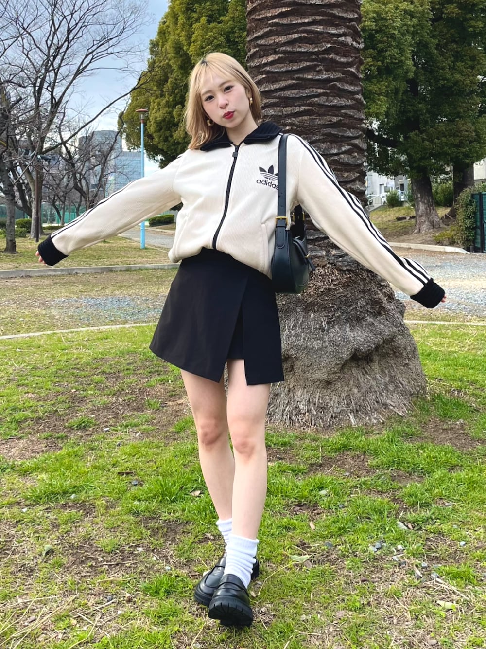 「今日のコスメと服、デートコーデ、トラックジャケット、ジャケット、ミニスカート、スポーツミックス、ローファー、厚底シューズ、ショルダーバッグ、モノトーン、春コーデ、プチプラ、春色、休日スタイル、adidas」｜「adidasのアディダス オリジナルス プレミアム ベッケンバウアー リュクス トラックトップ（トップス、ホワイト系）」を使った、りなてぃさん（骨格ストレート・レディース・150cm）の冬コーディネートの1枚目の写真