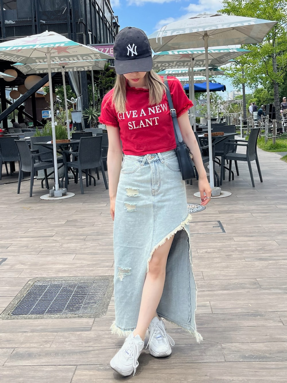 「低身長コーデ、プチプラ、雨の日コーデ、きれいめカジュアル、フリル、デニム、デニムスカート、ショルダーバッグ、デートコーデ、スニーカー、キャップ、夏コーデ、韓国ファッション、ロングスカート、Tシャツ」｜「NEW ERAの【NEW ERA】9TWENTY MLB BASEBALL CAP /【ニューエラ】920 ナイントゥエンティ メジャーリーグ ベースボール キャップ（キャップ、ブラック系）」を使った、りなてぃさん（骨格ストレート・レディース・150cm）の夏コーディネートの1枚目の写真