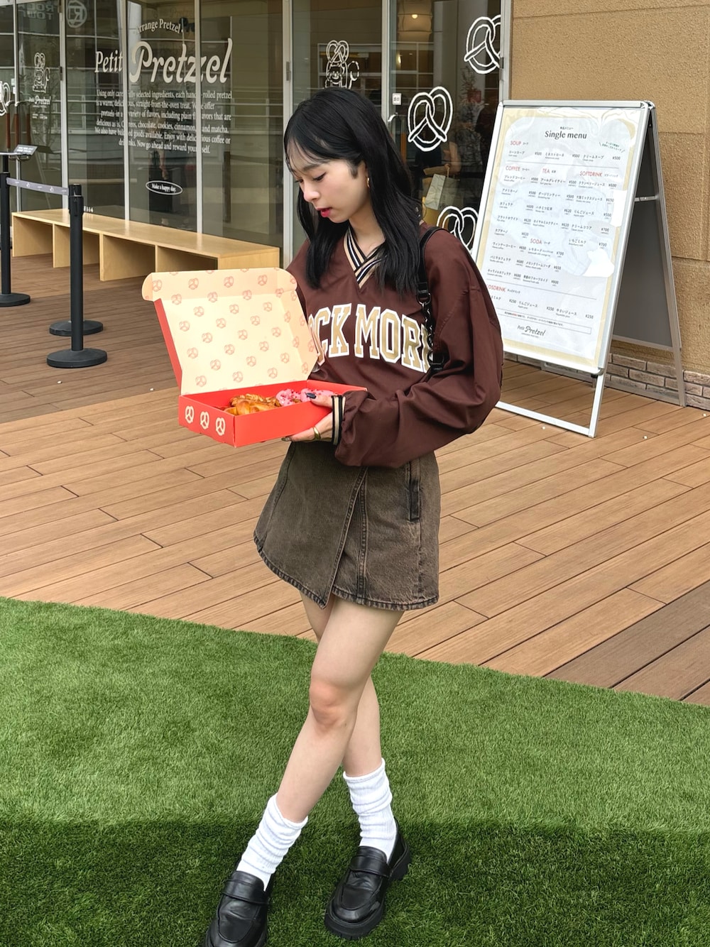 「デニム、ブラウン、秋服準備はじめました、秋コーデ、お出かけコーデ、厚底シューズ、ローファー、デートコーデ、韓国ファッション、ショルダーバッグ、休日スタイル、ワントーンコーデ、プチプラ、低身長コーデ、キレイめカジュアル」｜「TEMUのアイテム（トップス、ブラウン系）」を使った、りなてぃさん（骨格ストレート・レディース・150cm）の秋コーディネートの1枚目の写真