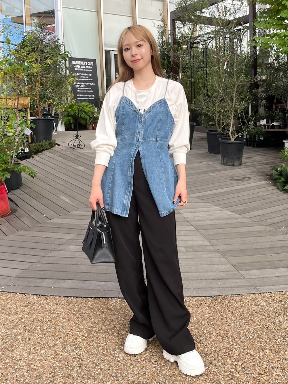 「秋服準備はじめました、WEARyouthコーデ、今日のコスメと服、秋コーデ、デニム、休日スタイル、ロンT、レイヤードスタイル、スニーカー、厚底シューズ、ハンドバッグ、ミニバッグ、プチプラ、きれいめカジュアル、韓国ファッション」｜「Re:EDITの[2023S/S COLLECTION]フロントロゴプリント長袖ロングTシャツ（Tシャツ/カットソー、ホワイト系）」を使った、りなてぃさん（骨格ストレート・レディース・150cm）の夏コーディネートの1枚目の写真