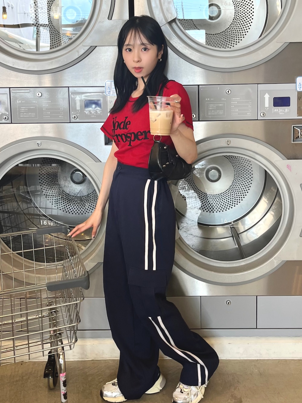 「ロゴT、Tシャツ、赤、お出かけコーデ、トラックパンツ、スニーカー、NIKE、ショルダーバッグ、韓国ファッション、スポーツミックス、デートコーデ、休日スタイル、プチプラ、リラックススタイル、カジュアル」｜「jouetieのロゴステッチTシャツ（Tシャツ/カットソー、レッド系）」を使った、りなてぃさん（骨格ストレート・レディース・150cm）の秋コーディネートの1枚目の写真