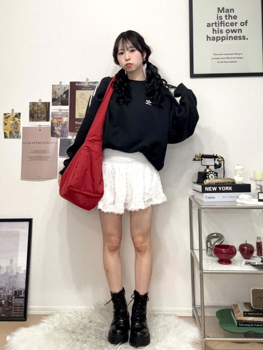 「春めき満開コーデ、スポーツミックス、古着MIX、春コーデ、春色、スウェット、adidas、レース、ブーツ、厚底シューズ、プチプラ、ショルダーバッグ、赤、お出かけコーデ、休日スタイル」｜「adidasのスウェットカットソー（スウェット、ブラック系）」を使った、りなてぃさん（骨格ストレート・レディース・150cm）の春コーディネートの1枚目の写真