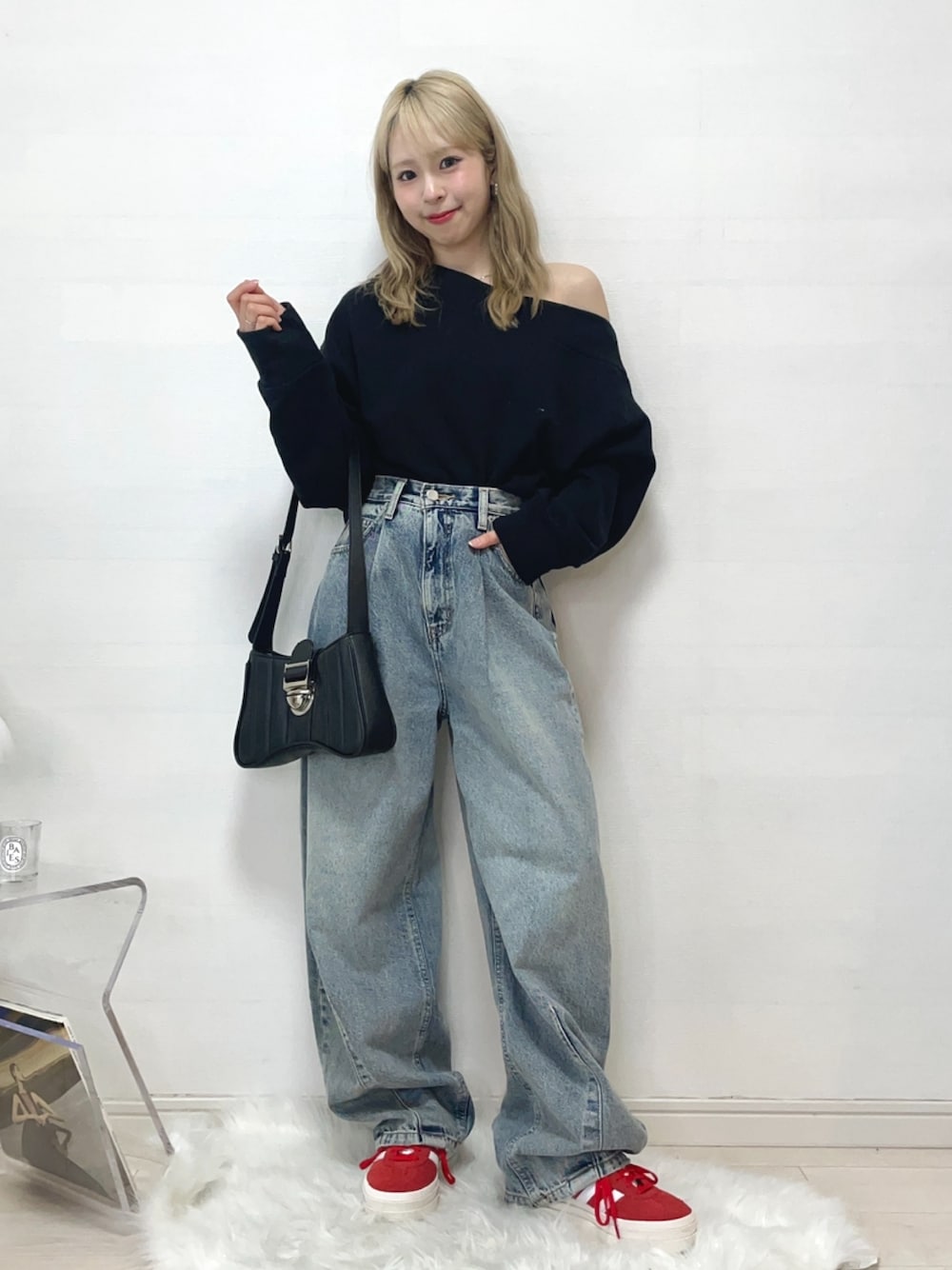 「スニーカー、デニム、デニムパンツ、オフショル、ショルダーバッグ、春コーデ、休日スタイル、韓国ファッション、お出かけコーデ、きれいめカジュアル、カジュアルコーデ、低身長、大人カジュアル、パンツスタイル、春服」｜「AIC.のアシンメトリーオフショルスウェット（スウェット、ブラック系）」を使った、りなてぃさん（骨格ストレート・レディース・150cm）の春コーディネートの1枚目の写真