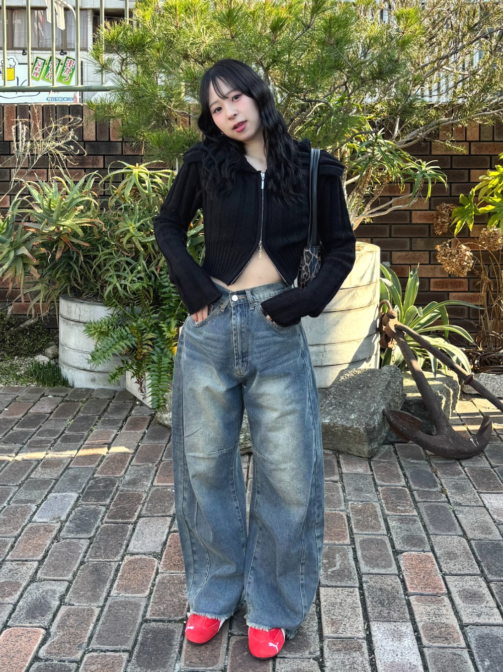 「春めき満開コーデ、春コーデ、プチプラ、スニーカー、ショルダーバッグ、デニム、デニムパンツ、大人カジュアル、春色、レオパード、スポーツミックス、お出かけコーデ、休日スタイル、低身長、パンツスタイル」｜「GRLのアイテム（トップス、ブラック系）」を使った、りなてぃさん（骨格ストレート・レディース・150cm）の春コーディネートの1枚目の写真