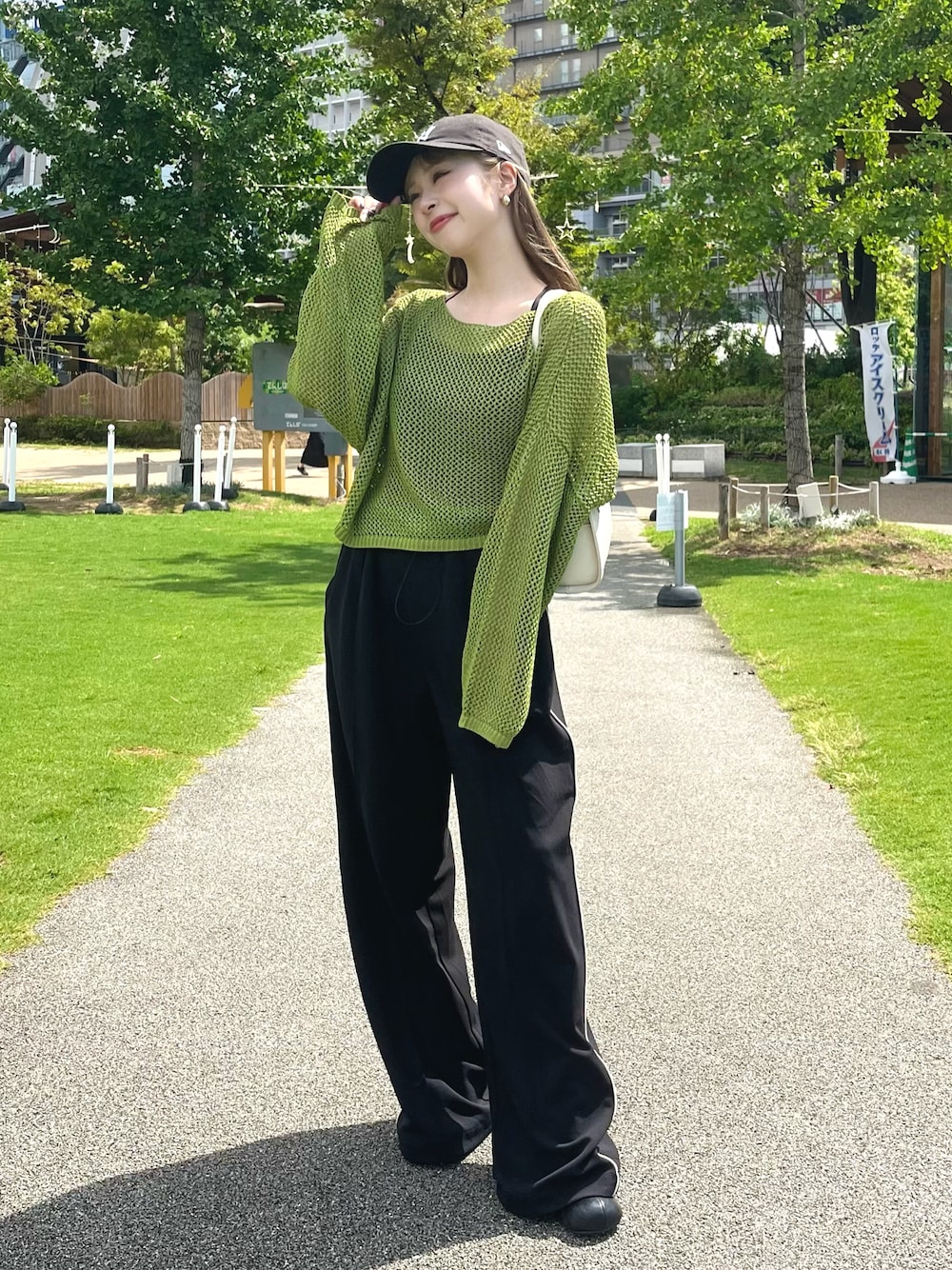 「韓国ファッション、休日スタイル、キャップ、ストリート、秋コーデ、ブーツ、ショルダーバッグ、トラックパンツ、メッシュ、お出かけコーデ、スポーツミックス、カラー×コーデ、カジュアルコーデ、きれいめカジュアル、秋服」｜「me+em selectのハーフムーンロングコードショルダーバッグ ／ half moon long cord shoulder bag（ショルダーバッグ、ホワイト系）」を使った、りなてぃさん（骨格ストレート・レディース・150cm）の秋コーディネートの1枚目の写真