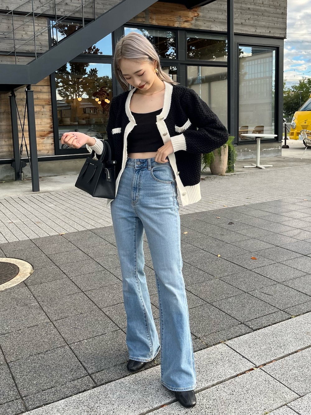 「秋コーデ、カーディガン、デニム、フレアパンツ、ブーツ、ショートブーツ、ハンドバッグ、低身長、プチプラ、きれいめカジュアル、デニムパンツ、パンツコーデ、大人コーデ、大人女子、低身長女子」｜「LAC-VERTのバイカラーカーディガンジャケット（カーディガン/ボレロ、ブラック系）」を使った、りなてぃさん（骨格ストレート・レディース・150cm）の秋コーディネートの1枚目の写真