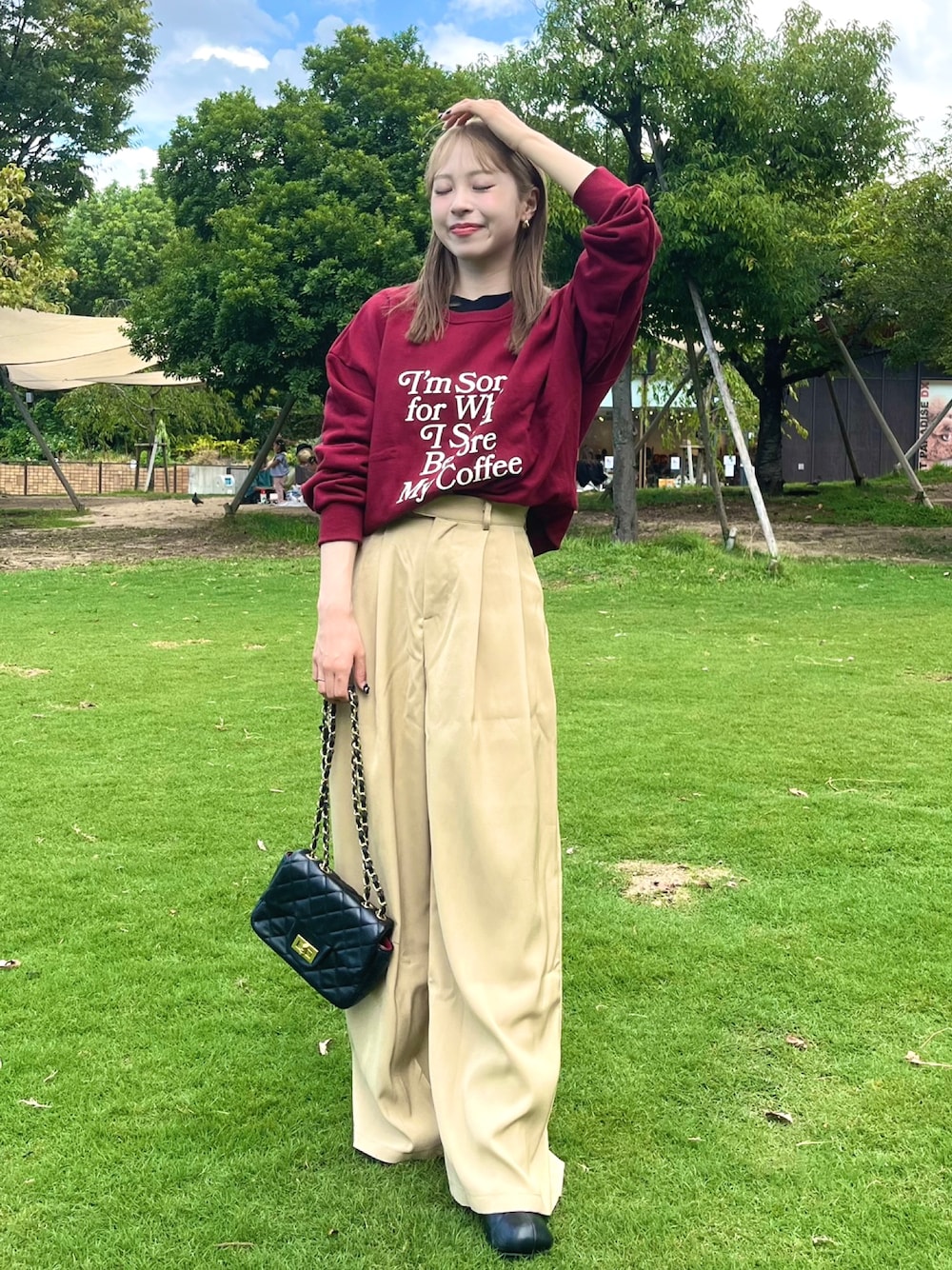 「韓国ファッション、休日スタイル、秋コーデ、ブーツ、ショルダーバッグ、ベージュ、お出かけコーデ、スウェット、休日コーデ、カラー×コーデ、カジュアルコーデ、きれいめカジュアル、秋カラー、カラーコーデ、秋服」｜「me+em selectのレタリングロゴスウェットトレーナー【韓国製】（スウェット、レッド系）」を使った、りなてぃさん（骨格ストレート・レディース・150cm）の秋コーディネートの1枚目の写真