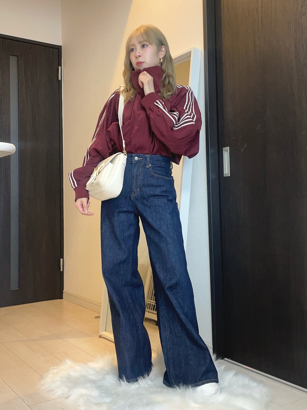 「春服みてみて、春コーデ、トラックジャケット、ジャケット、デニム、デニムパンツ、春色、お出かけコーデ、ジャケットスタイル、ショルダーバッグ、プチプラ、休日スタイル、春アウター、デートコーデ、春のNewスタイル」｜「WHO'S WHO galleryの【セットアップ対応】Sロゴナイロントラックジャケット（ナイロンジャケット、レッド系）」を使った、りなてぃさん（骨格ストレート・レディース・150cm）の春コーディネートの1枚目の写真