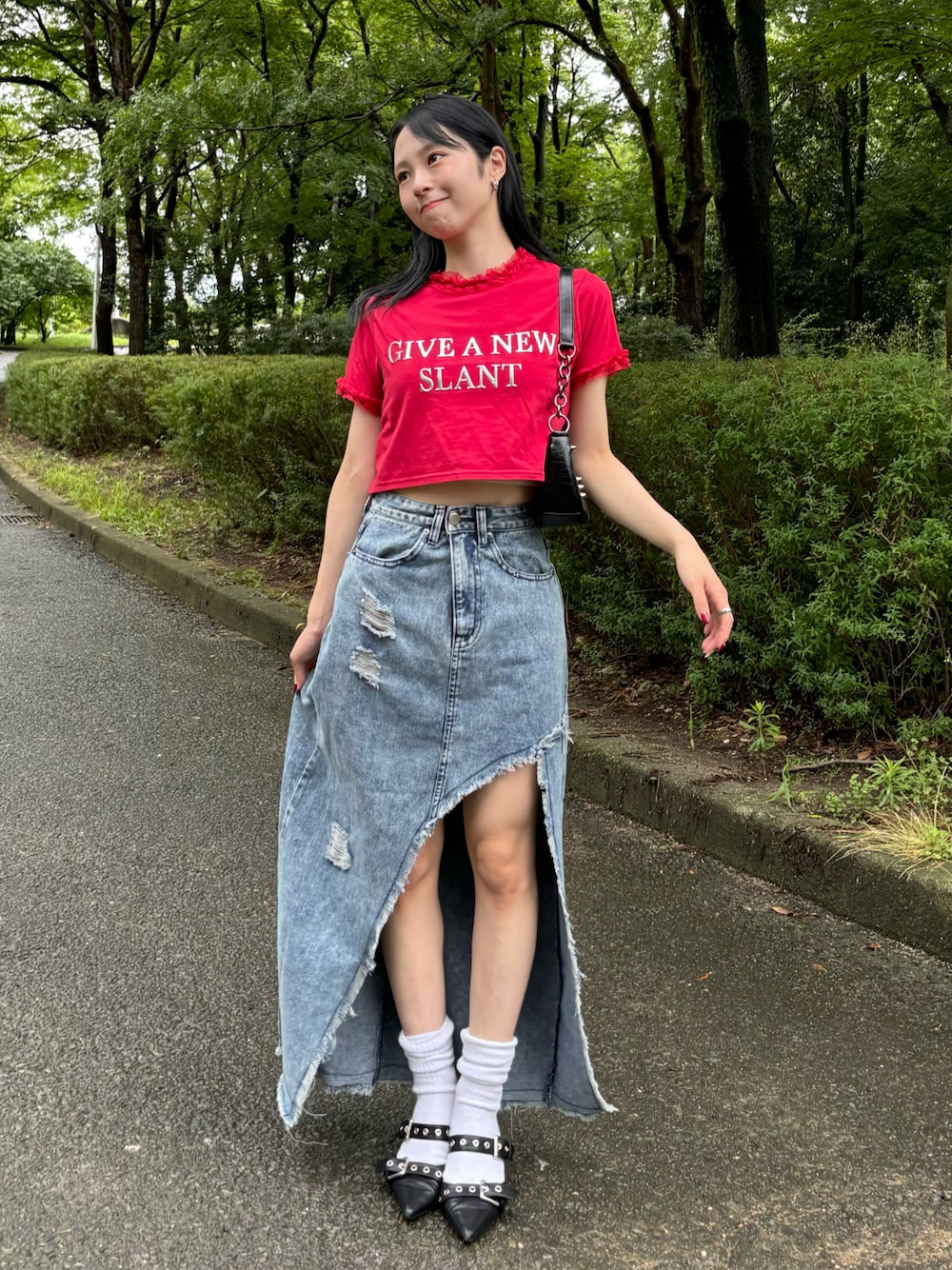 「夏コーデ、ロゴT、テーマパークコーデ、Tシャツ、赤、デニム、デニムスカート、ロングスカート、サンダル、ショルダーバッグ、韓国ファッション、休日スタイル、お出かけコーデ、カジュアル、プチプラ」｜「jouetieのメタルロゴレースフィットTシャツ（Tシャツ/カットソー、レッド系）」を使った、りなてぃさん（骨格ストレート・レディース・150cm）の夏コーディネートの1枚目の写真