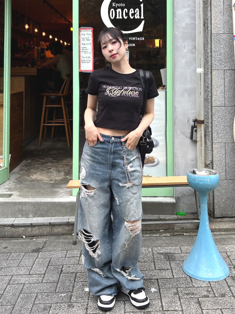 「きれいめカジュアル、デニム、デニムパンツ、スニーカー、ショルダーバッグ、ロゴT、Tシャツ、プチプラ、低身長コーデ、韓国ファッション、休日スタイル、お出かけコーデ、デートコーデ、雨の日コーデ、夏コーデ」｜「ACLENTの【Up Future】エンブロイダリーミニT（Tシャツ/カットソー、ブラック系）」を使った、りなてぃさん（骨格ストレート・レディース・150cm）の春コーディネートの1枚目の写真