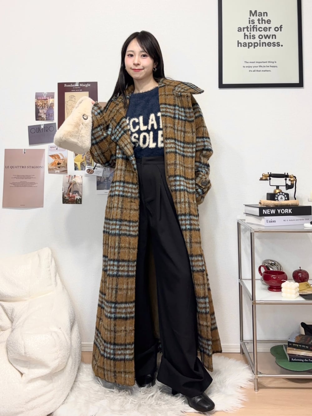 「冬アウター、コート、チェック、ロングコート、ニット、ファー、ブーツ、ショートブーツ、ブチプラ、マイベストコーデ2024、冬コーデ、休日スタイル、きれいめカジュアル、韓国ファッション、ハンドバッグ」｜「DISCOATの【WEB限定】シャギーショートロゴニット（ニット/セーター、ブルー系）」を使った、りなてぃさん（骨格ストレート・レディース・150cm）の冬コーディネートの1枚目の写真