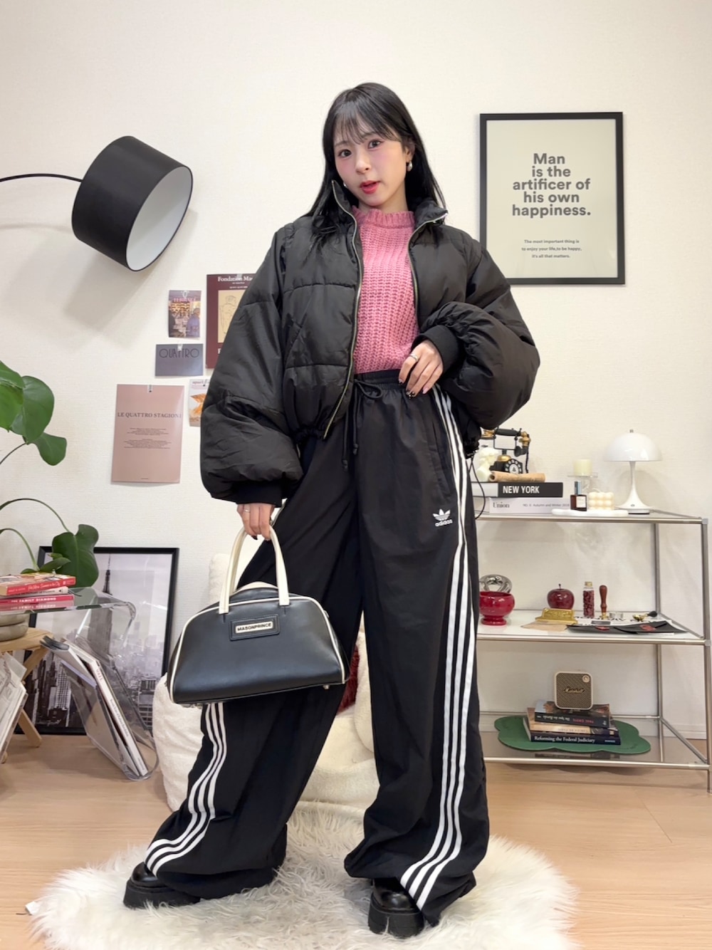 「プチプラ、冬アウター、冬コーデ、ダウンジャケット、ダウン、ニット、ピンク、adidas、トラックパンツ、ボストンバッグ、厚底シューズ、ブーツ、ショートブーツ、韓国ファッション、きれいめカジュアル」｜「LYEONのクロップドクルーネックニットプルオーバー（ニット/セーター、ピンク系）」を使った、りなてぃさん（骨格ストレート・レディース・150cm）の冬コーディネートの1枚目の写真