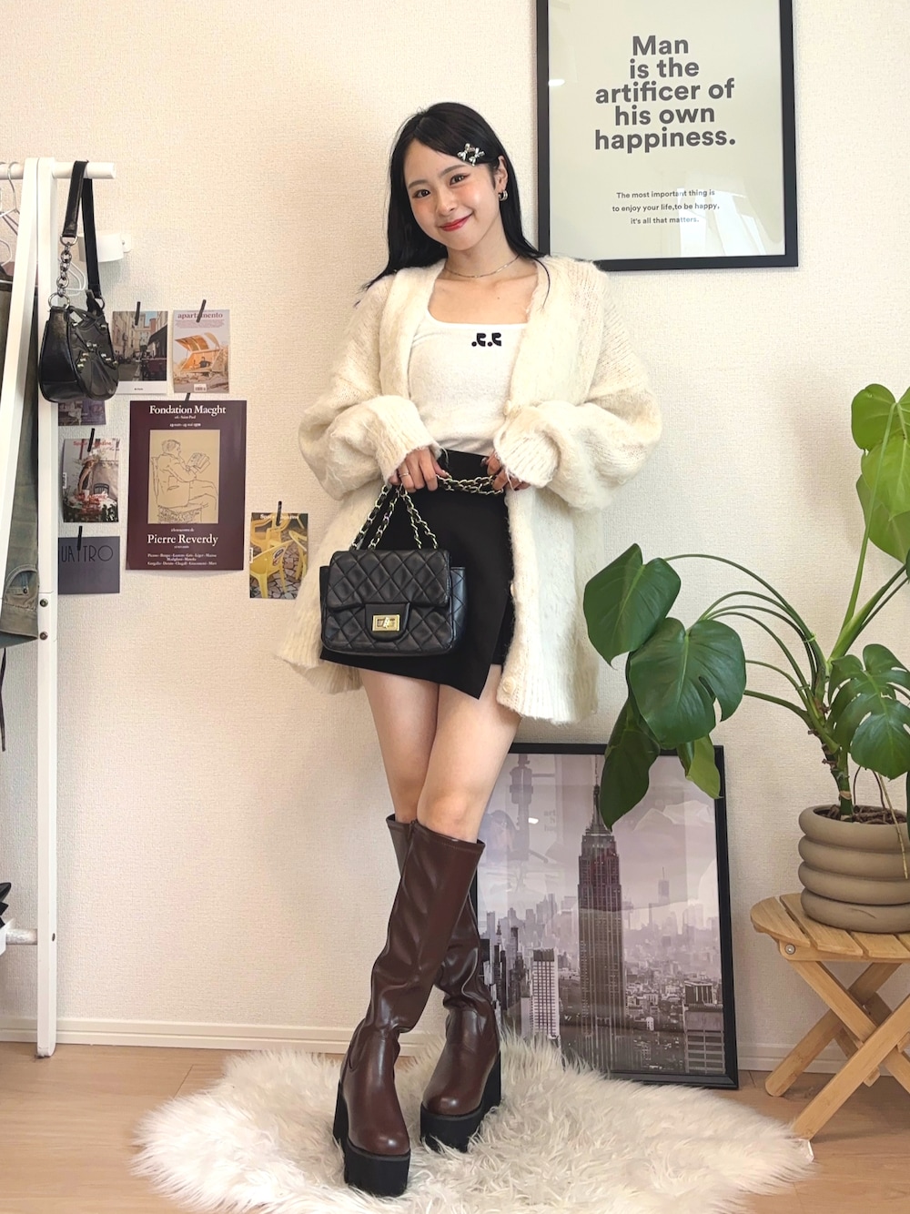 「秋っぽコーデ更新中、秋コーデ、カーディガン、韓国ファッション、ロングブーツ、プチプラ、ブーツ、ブラウン、厚底シューズ、ショルダーバッグ、モノトーン、デートコーデ、ハロウィン、お出かけコーデ、オトナカジュアル」｜「Rest&RecreationのRR TERRY TANK TOP - えみ姉 Collaboration（タンクトップ、ホワイト系）」を使った、りなてぃさん（骨格ストレート・レディース・150cm）の秋コーディネートの1枚目の写真