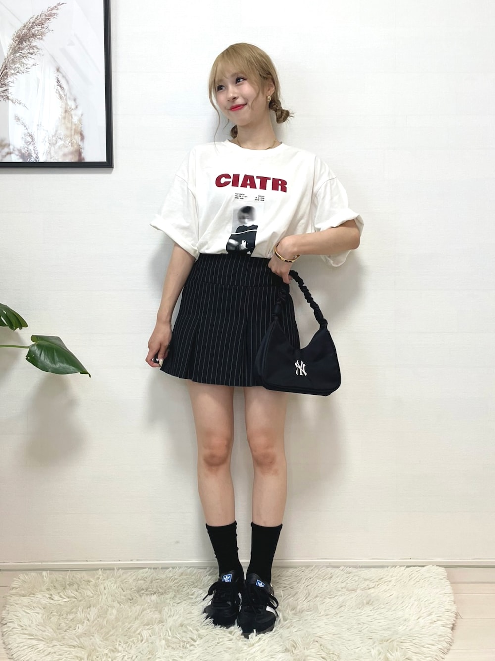「みんなの白Tフェス、白Tシャツ、ロゴT、ミニスカート、ストライプ、スニーカー、ハンドバッグ、休日コーデ、夏コーデ、フェススタイル、休日スタイル、ビッグシルエット、韓国ファッション、きれいめカジュアル、カジュアルコーデ」｜「ChillfarのグラフィックミックスTシャツ（Tシャツ/カットソー、ホワイト系）」を使った、りなてぃさん（骨格ストレート・レディース・150cm）の夏コーディネートの1枚目の写真