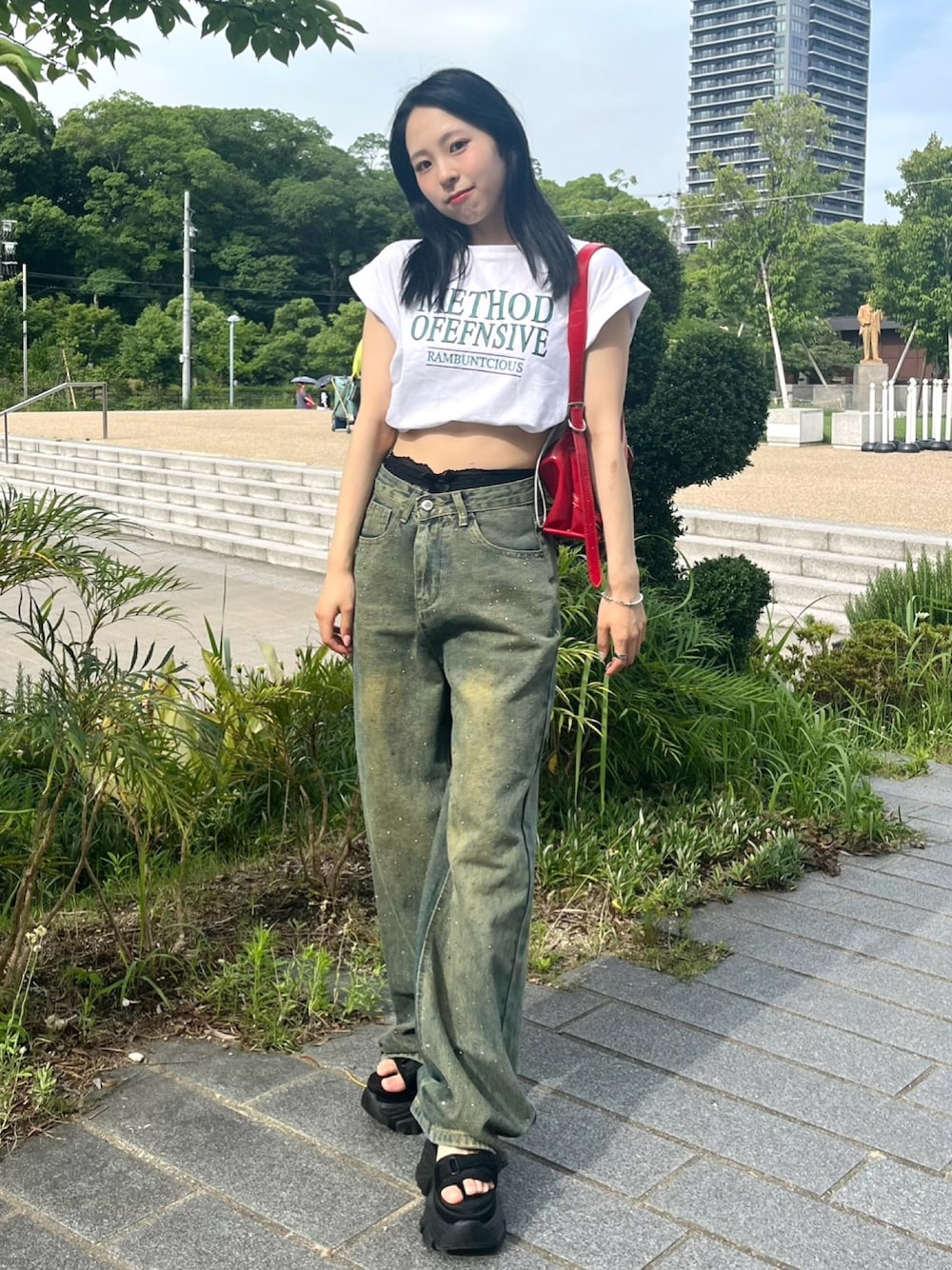 「さらっと晴れやかスナップ、スポーツミックス、夏だ！Tシャツ着よう！、厚底シューズ、きれいめカジュアル、プチプラ、ショルダーバッグ、お出かけコーデ、レイヤードスタイル、夏コーデ、フェススタイル、Tシャツ、ロゴT、サンダル、デニム」｜「SHEINのアイテム（トップス、ホワイト系）」を使った、りなてぃさん（骨格ストレート・レディース・150cm）の夏コーディネートの1枚目の写真