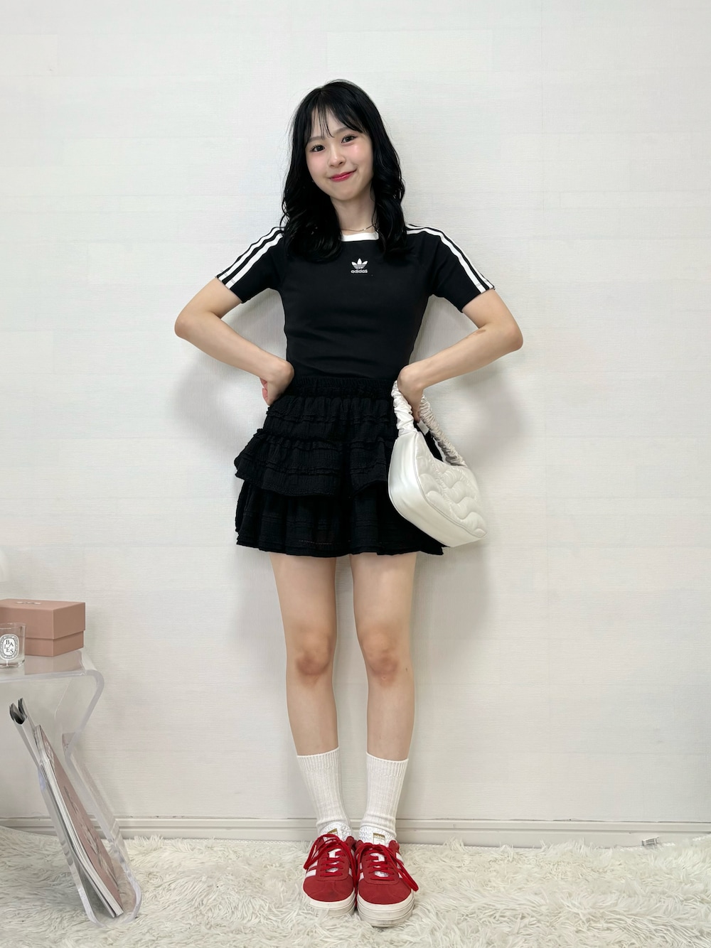 「夏コーデ、テーマパークコーデ、adidas、Tシャツ、ロゴT、フリル、レース、ブラックコーデ、スニーカー、厚底シューズ、きれいめカジュアル、ショルダーバッグ、お出かけコーデ、韓国ファッション、休日スタイル」｜「adidasのスリーストライプス 半袖ベビーTシャツ / アディダスオリジナルス adidas Originals（Tシャツ/カットソー、ブラック系）」を使った、りなてぃさん（骨格ストレート・レディース・150cm）の夏コーディネートの1枚目の写真