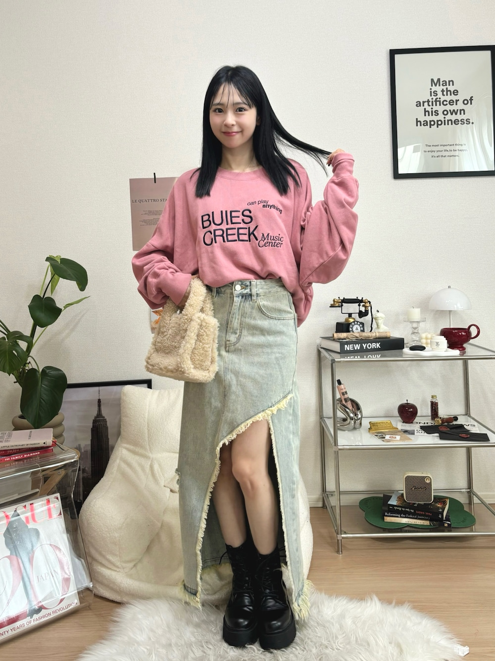 「秋っぽコーデ更新中、秋コーデ、デニム、デニムスカート、スウェット、ロゴスウェット、ピンク、ブーツ、厚底シューズ、ショートブーツ、ファーバッグ、ハンドバッグ、韓国ファッション、プチプラ、休日スタイル」｜「Ungridの【WEB限定】刺繍ロゴルーズスウェット（スウェット、ピンク系）」を使った、りなてぃさん（骨格ストレート・レディース・150cm）の秋コーディネートの1枚目の写真
