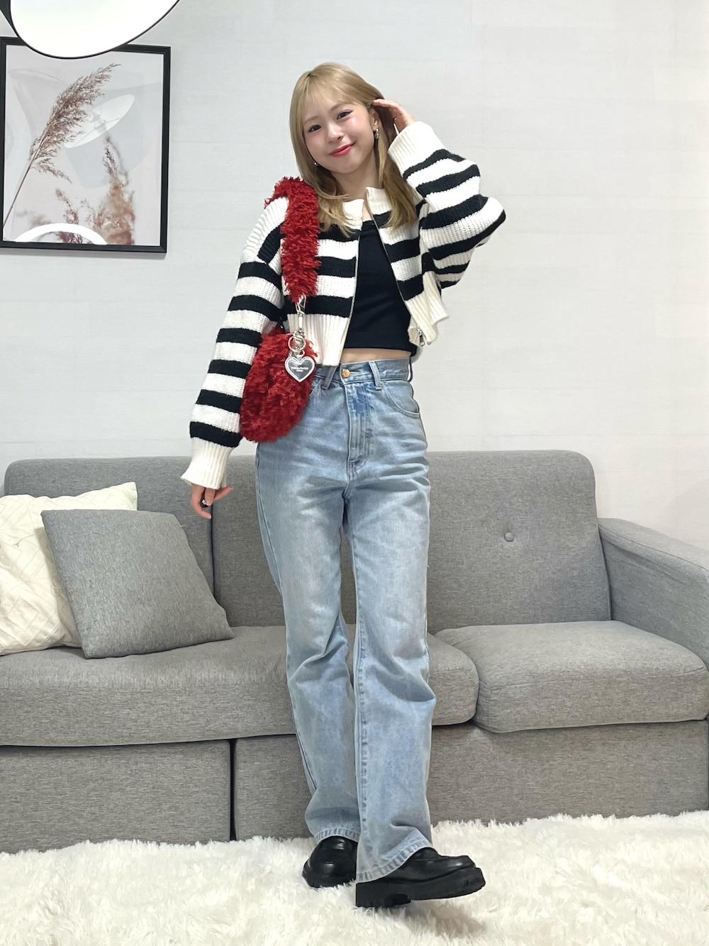 「冬を彩る色いろコーデ、ボーダー、ニット、デニム、デニムパンツ、ショルダーバッグ、ファーバッグ、ローファー、シンプルコーデ、デートコーデ、プチプラ、お出かけコーデ、チョコ色に染まれ、赤、厚底シューズ」｜「TINA：JOJUNのフェイクファー バッグ TINA：JOJUN（ショルダーバッグ、レッド系）」を使った、りなてぃさん（骨格ストレート・レディース・150cm）の冬コーディネートの1枚目の写真