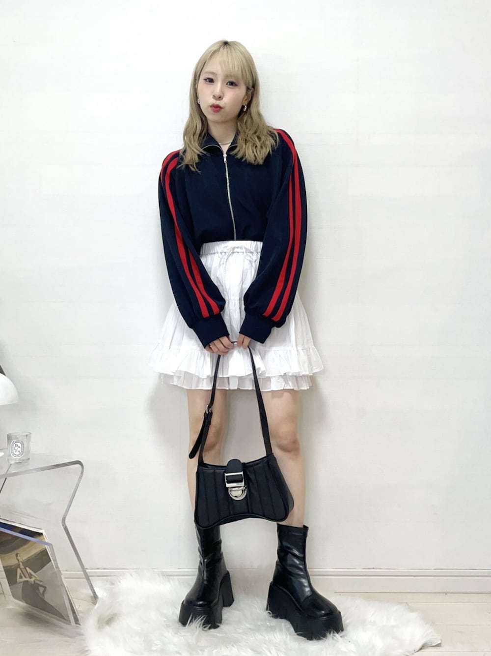 「韓国ファッション、スポーツミックス、フリルスカート、お出かけコーデ、トラックジャケット、デートコーデ、プチプラ、春夏コーデ、春コーデ、ブーツ、ショートブーツ、厚底シューズ、ショルダーバッグ、ミニスカート、低身長」｜「COLONY 2139のドレープピケラインショートトラックジャケット（ジャージ、ブルー系）」を使った、りなてぃさん（骨格ストレート・レディース・150cm）の春コーディネートの1枚目の写真