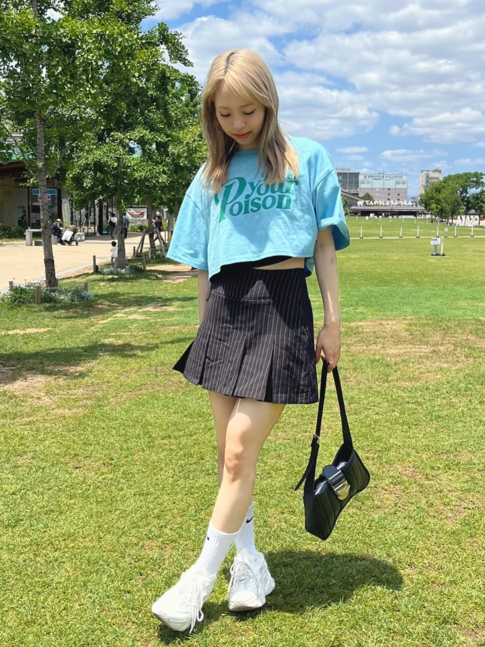 「プチプラ、夏コーデ、キレイめカジュアル、スニーカー、デートコーデ、ミニスカート、スポーツミックス、韓国ファッション、ショルダーバッグ、厚底シューズ、ブルー、Tシャツ、ロゴT、雨の日コーデ、大人かわいい」｜「jouetieのロゴクロップドTシャツ（Tシャツ/カットソー、ブルー系）」を使った、りなてぃさん（骨格ストレート・レディース・150cm）の夏コーディネートの1枚目の写真