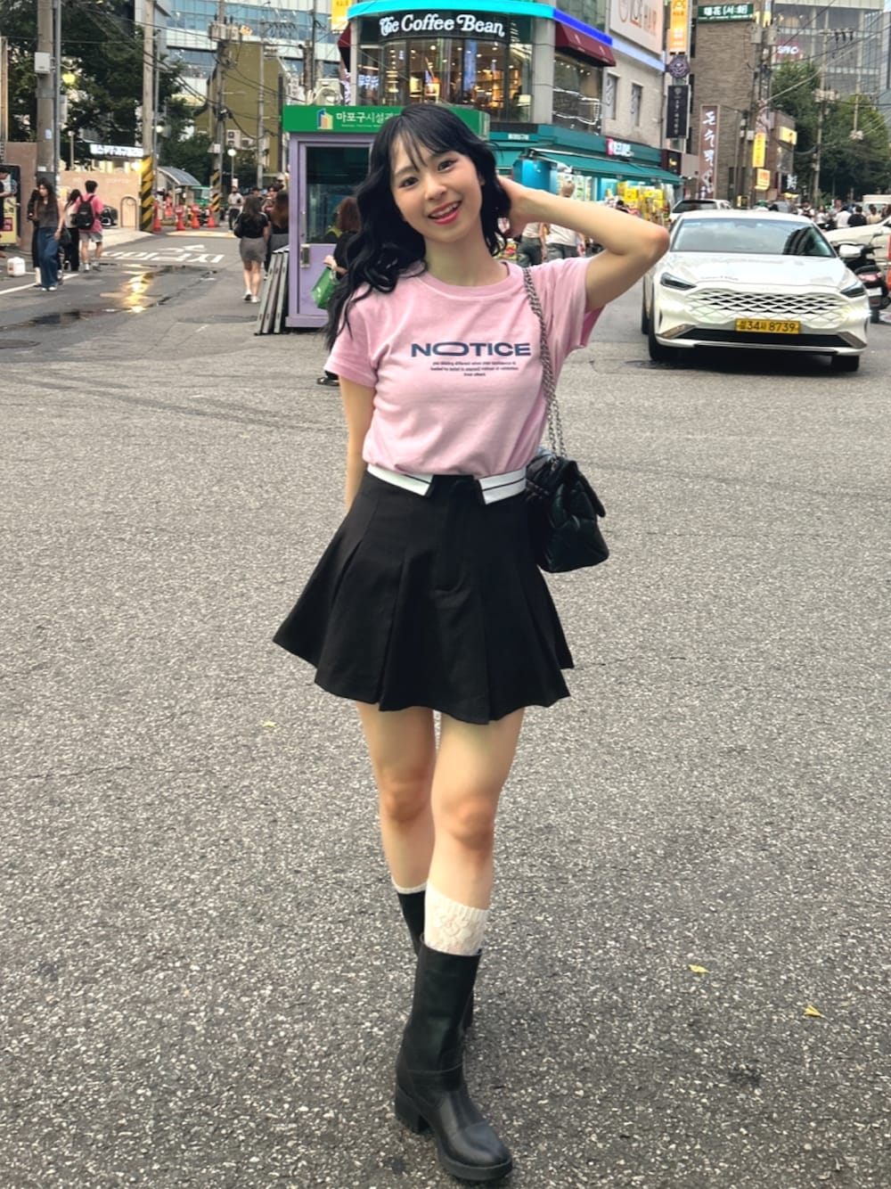「お出かけコーデ、プチプラ、アツいコーデ全部見せ、夏コーデ、ブーツ、レース、ミニスカート、Tシャツ、ロゴT、ピンク、韓国ファッション、デートコーデ、ショルダーバッグ、Tシャツコーデ、低身長」｜「SLYのLOGO COMPACT T/SH ロゴ コンパクト Tシャツ（Tシャツ/カットソー、ピンク系）」を使った、りなてぃさん（骨格ストレート・レディース・150cm）の夏コーディネートの1枚目の写真
