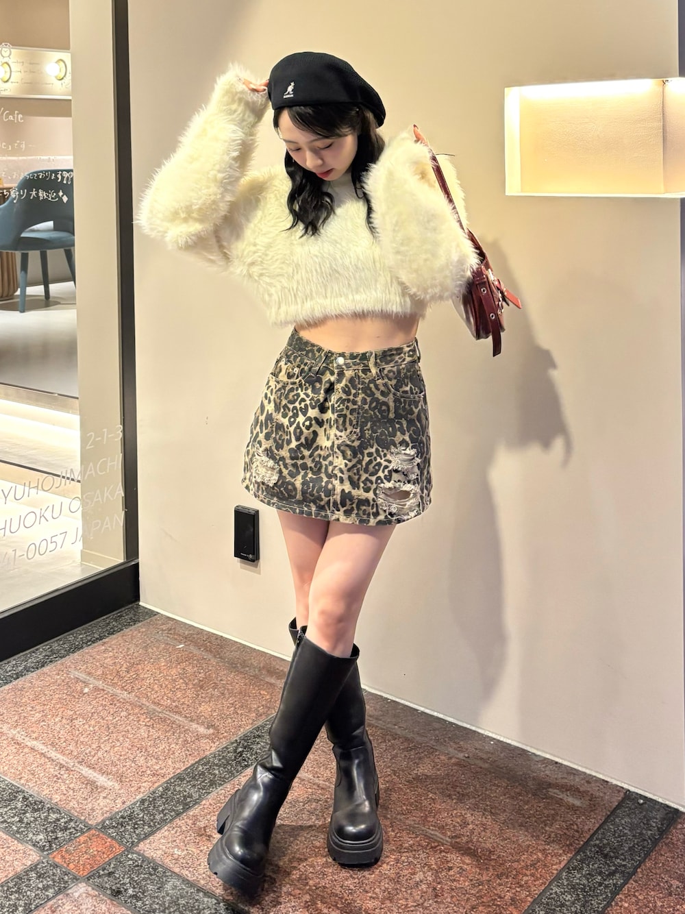 「ニット、お出かけコーデ、秋コーデ、ハンドバッグ、ベレー帽、レオパード、ロングブーツ、ブーツ、厚底シューズ、ショルダーバッグ、プチプラ、韓国ファッション、休日スタイル、白ニット、低身長」｜「jouetieの【KANGOL】ハンチング（ハンチング/ベレー帽、ブラック系）」を使った、りなてぃさん（骨格ストレート・レディース・150cm）の秋コーディネートの1枚目の写真