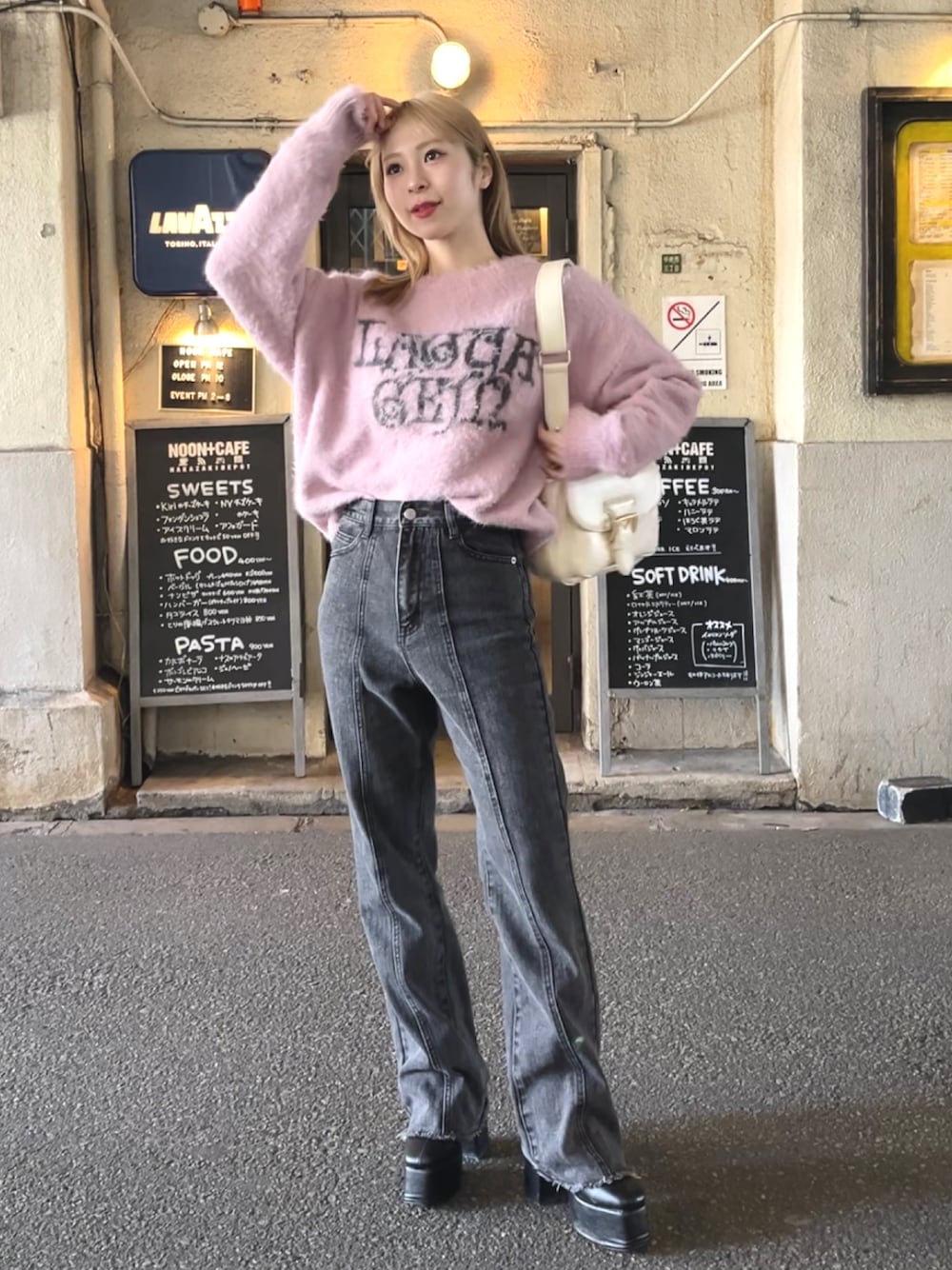 「春先取り、春コーデ、春色、ニット、シャギーニット、デニム、デニムパンツ、厚底シューズ、ブーツ、ショルダーバッグ、ピンク、プチプラ、休日スタイル、韓国ファッション、カジュアルコーデ」｜「LAGUA GEMの【追加生産】SWIRL LOGO SHAGGY ニット（ニット/セーター、ピンク系）」を使った、りなてぃさん（骨格ストレート・レディース・150cm）の冬コーディネートの1枚目の写真