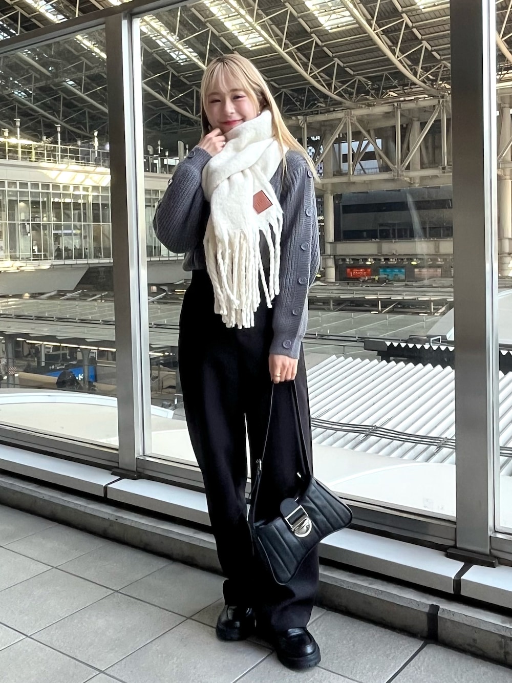 「ファッションを楽しもう、WEARyouthコーデ、韓国ファッション、休日スタイル、ホワイトコーデ、クリスマスに着たい服、厚底シューズ、ローファー、ニット、マフラー、マフラーぐるぐる、ショルダーバッグ、パンツスタイル、きれいめカジュアル、グレー」｜「CPCMの23ふわふわバルキーマフラー（マフラー、ホワイト系）」を使った、りなてぃさん（骨格ストレート・レディース・150cm）の秋コーディネートの1枚目の写真
