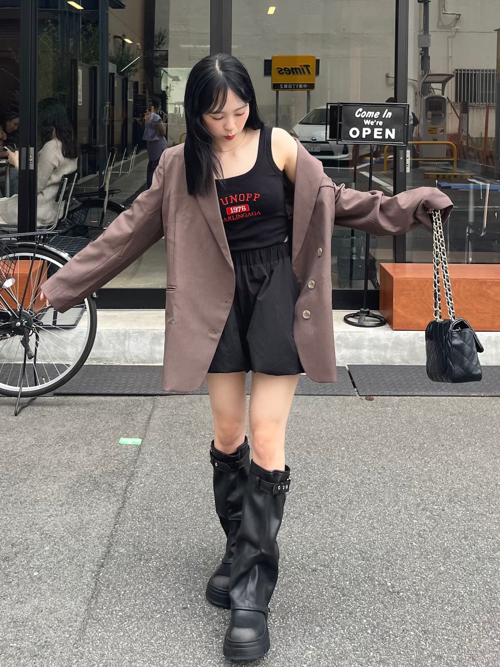 「ブラウン、秋冬コーデ、秋服準備はじめました、秋コーデ、ジャケット、ブーツ、ロングブーツ、厚底シューズ、バルーンスカート、韓国ファッション、デートコーデ、休日スタイル、ショルダーバッグ、お出かけコーデ、きれいめカジュアル」｜「SHEINのアイテム（タンクトップ、ブラック系）」を使った、りなてぃさん（骨格ストレート・レディース・150cm）の秋コーディネートの1枚目の写真